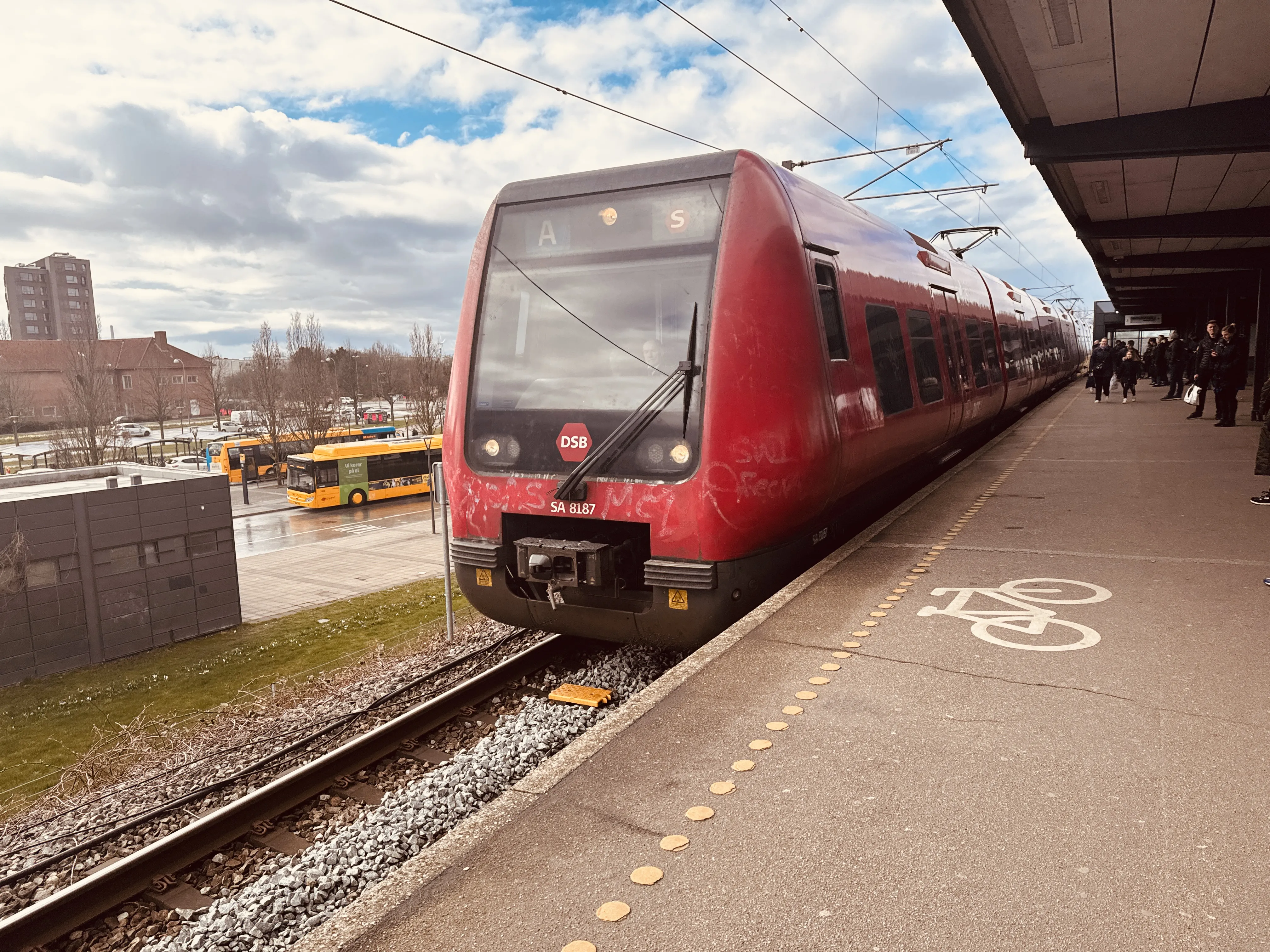 Billede af DSB SA 8187 fotograferet ud for Friheden S-togstrinbræt.