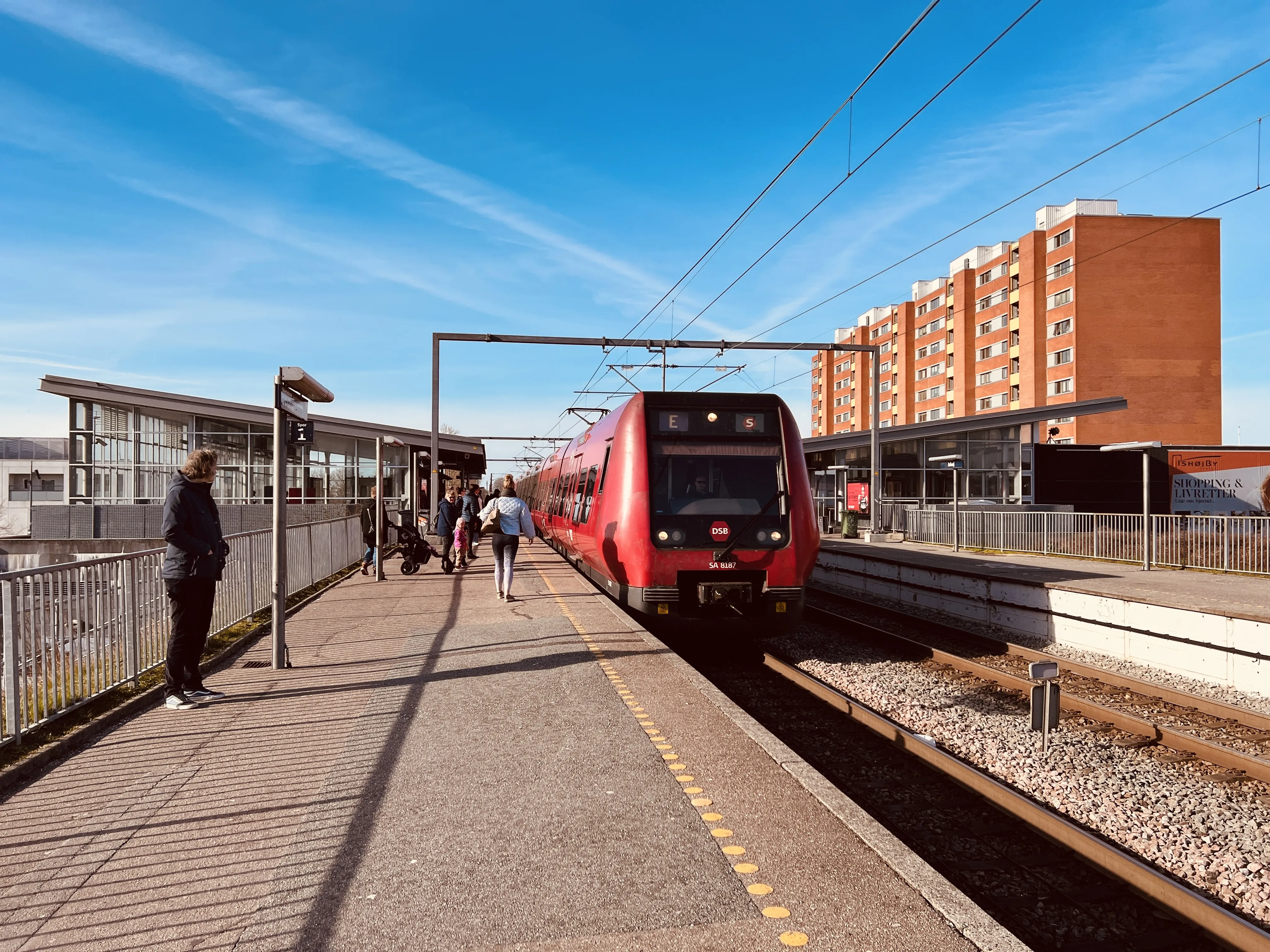 Billede af DSB SA 8187 fotograferet ud for Ishøj S-togsstation.