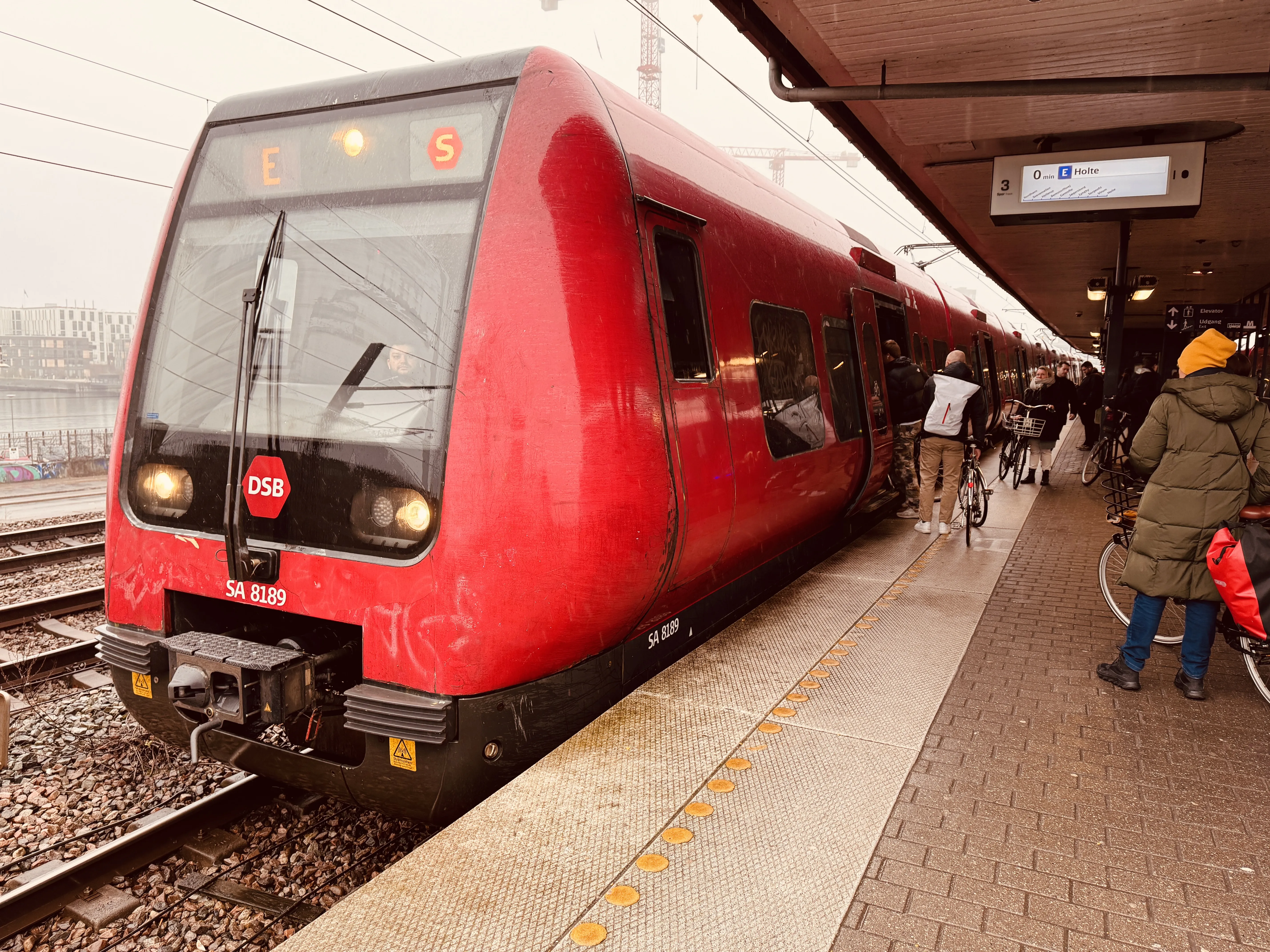 Billede af DSB SA 8189 fotograferet ud for Nordhavn S-togstrinbræt.