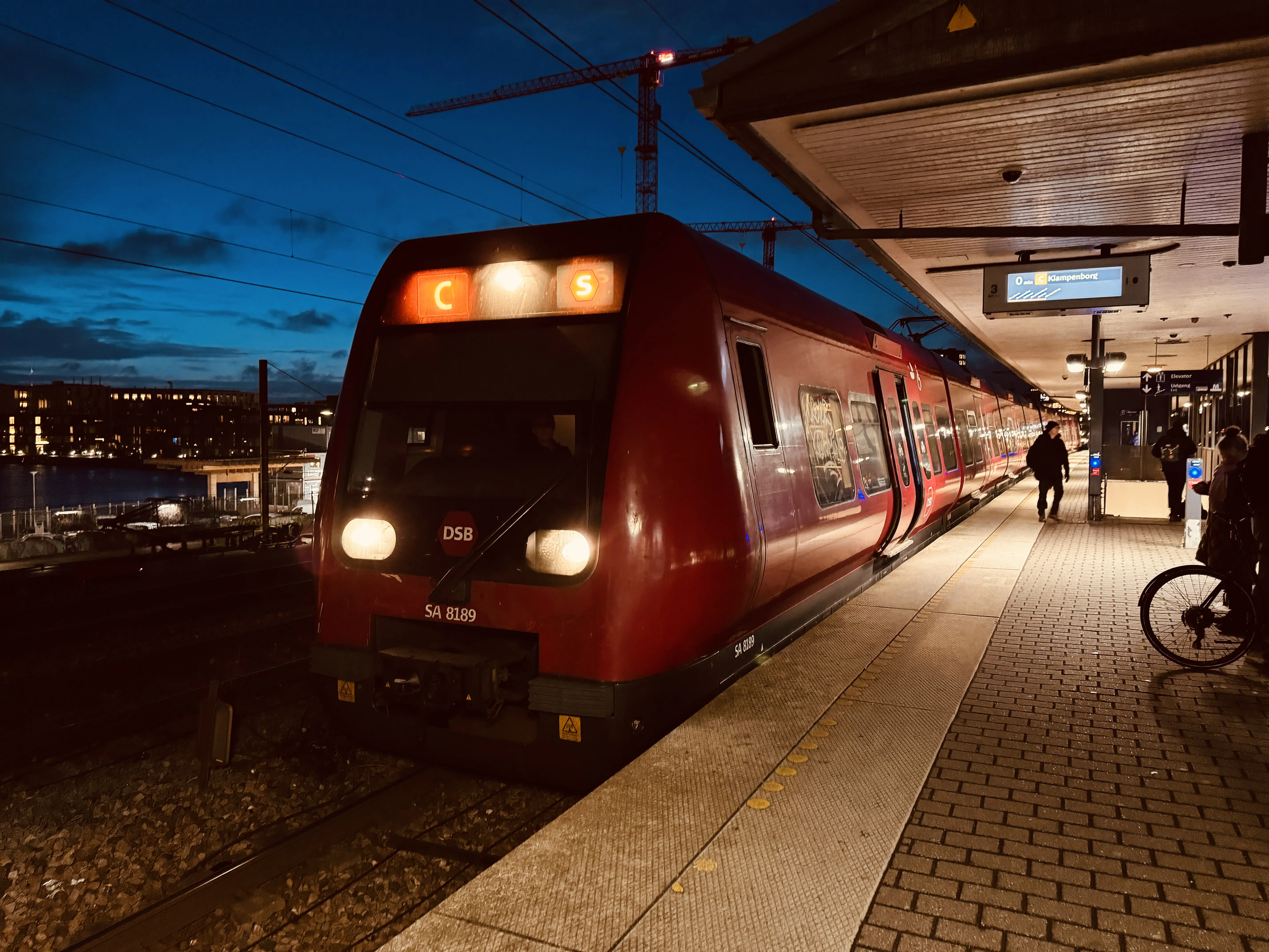 Billede af DSB SA 8189 fotograferet ud for Nordhavn S-togstrinbræt.