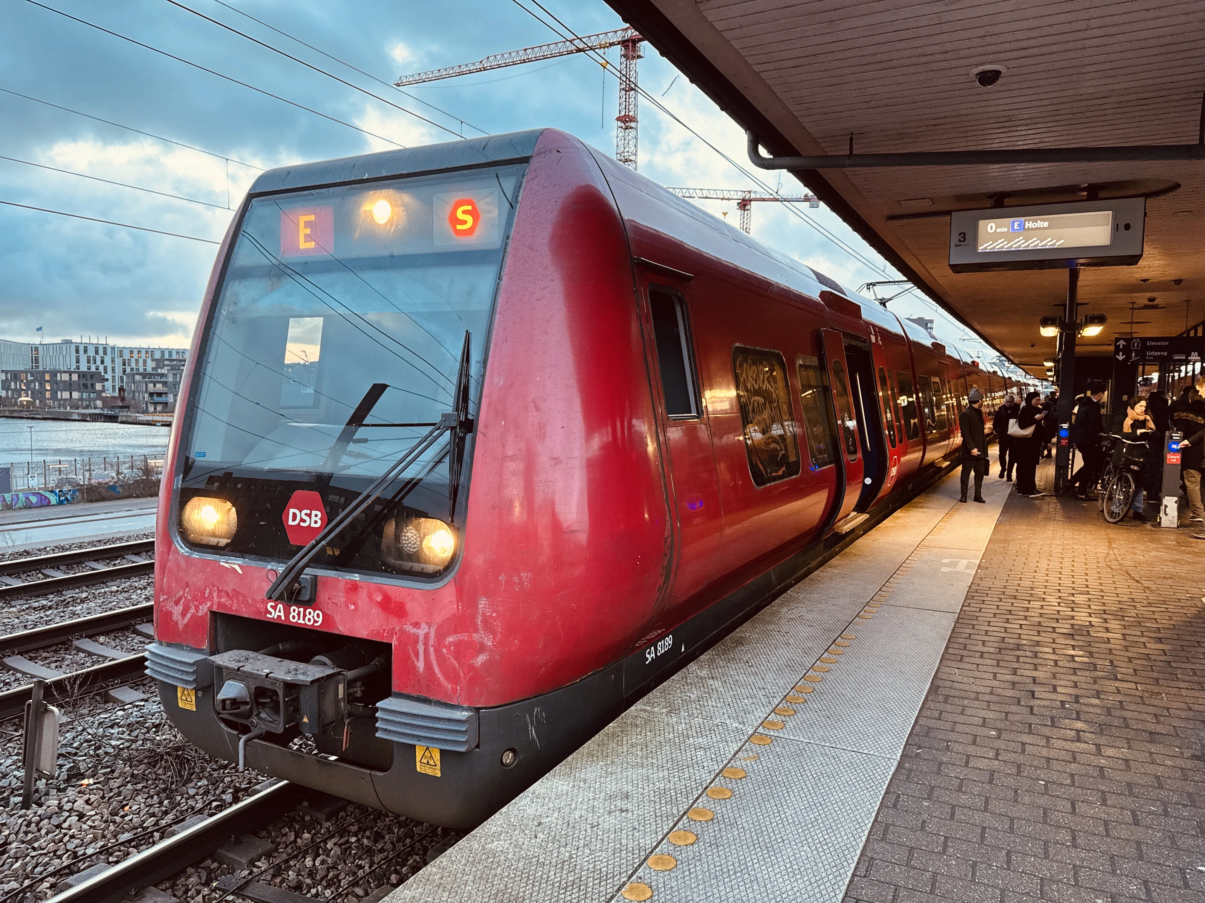 Billede af DSB SA 8189 fotograferet ud for Nordhavn S-togstrinbræt.