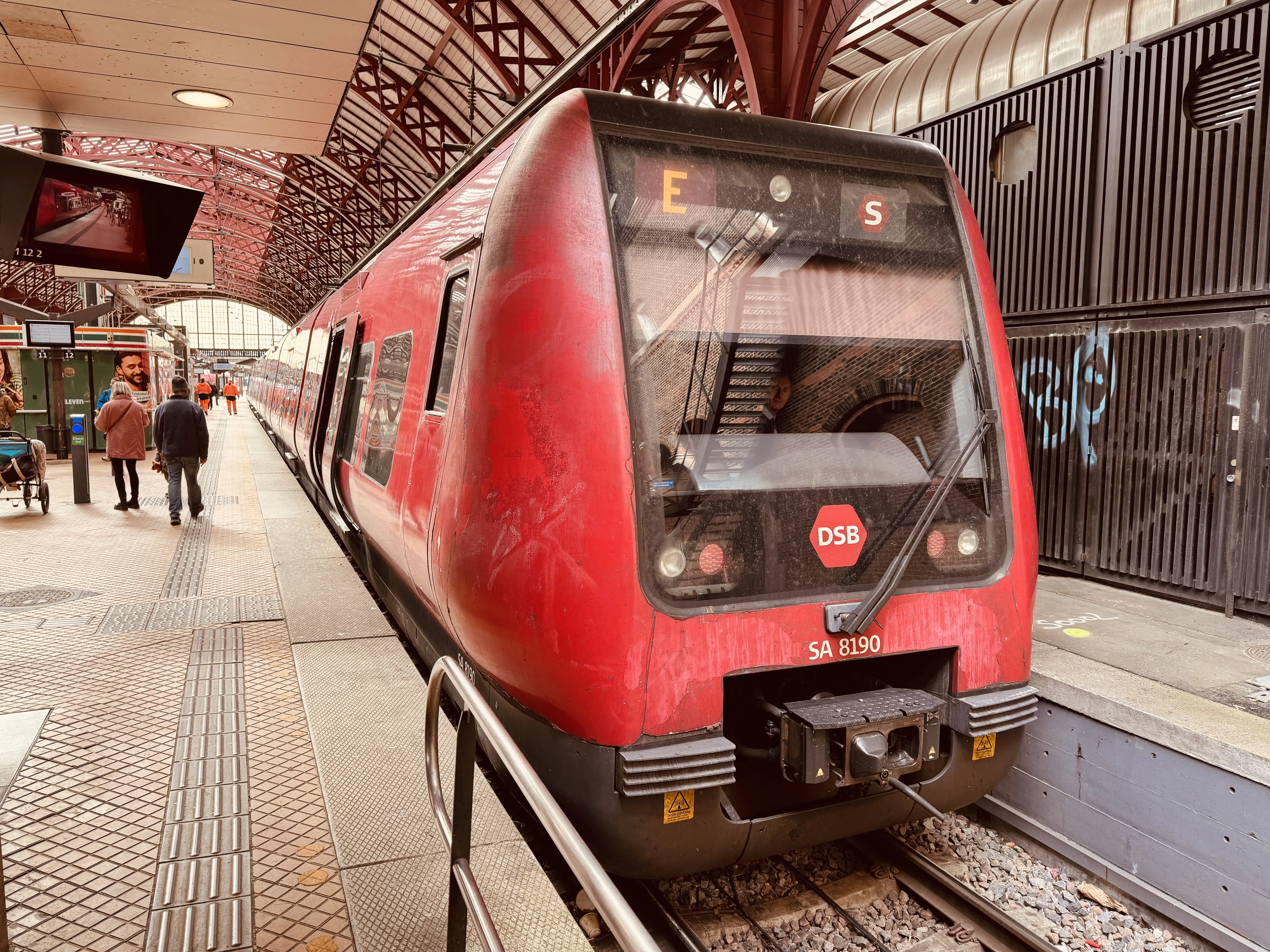 Billede af DSB SA 8190 fotograferet ud for København Hovedbanegård.