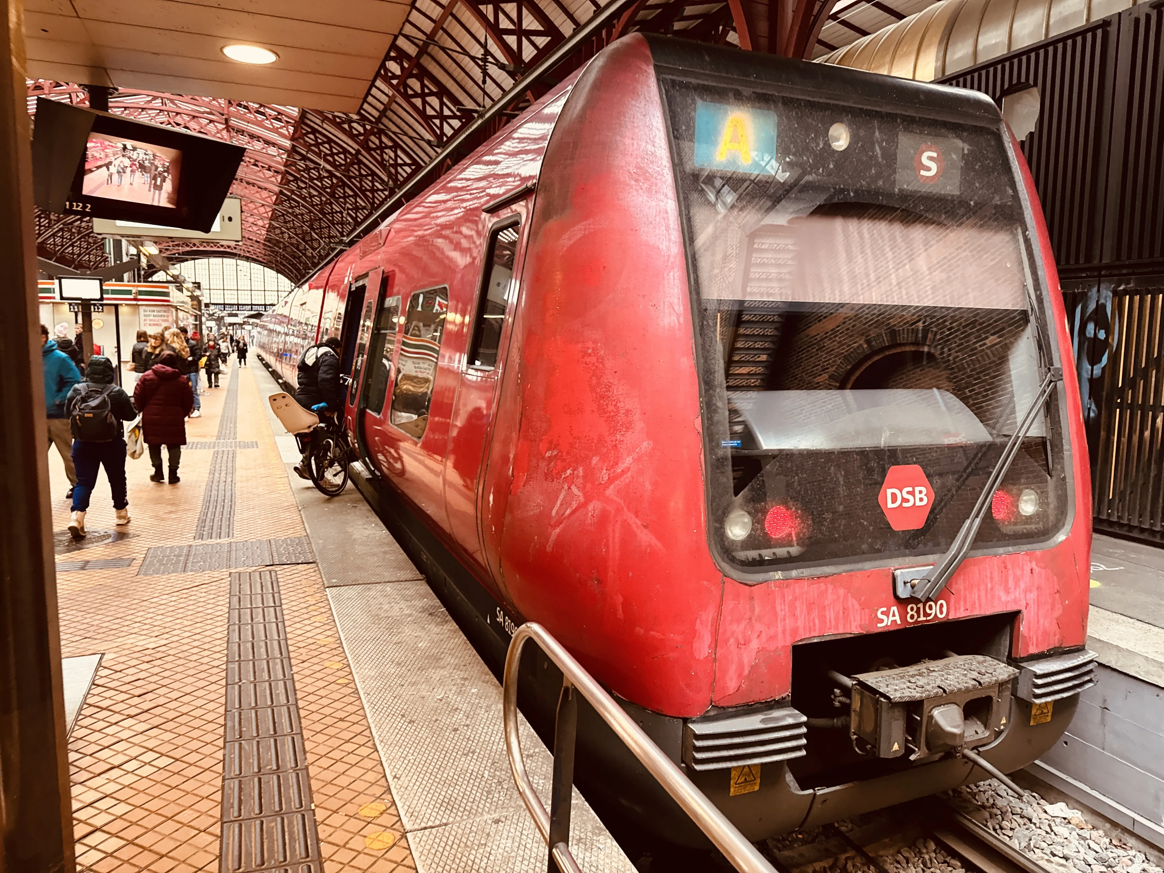 Billede af DSB SA 8190 fotograferet ud for København Hovedbanegård.