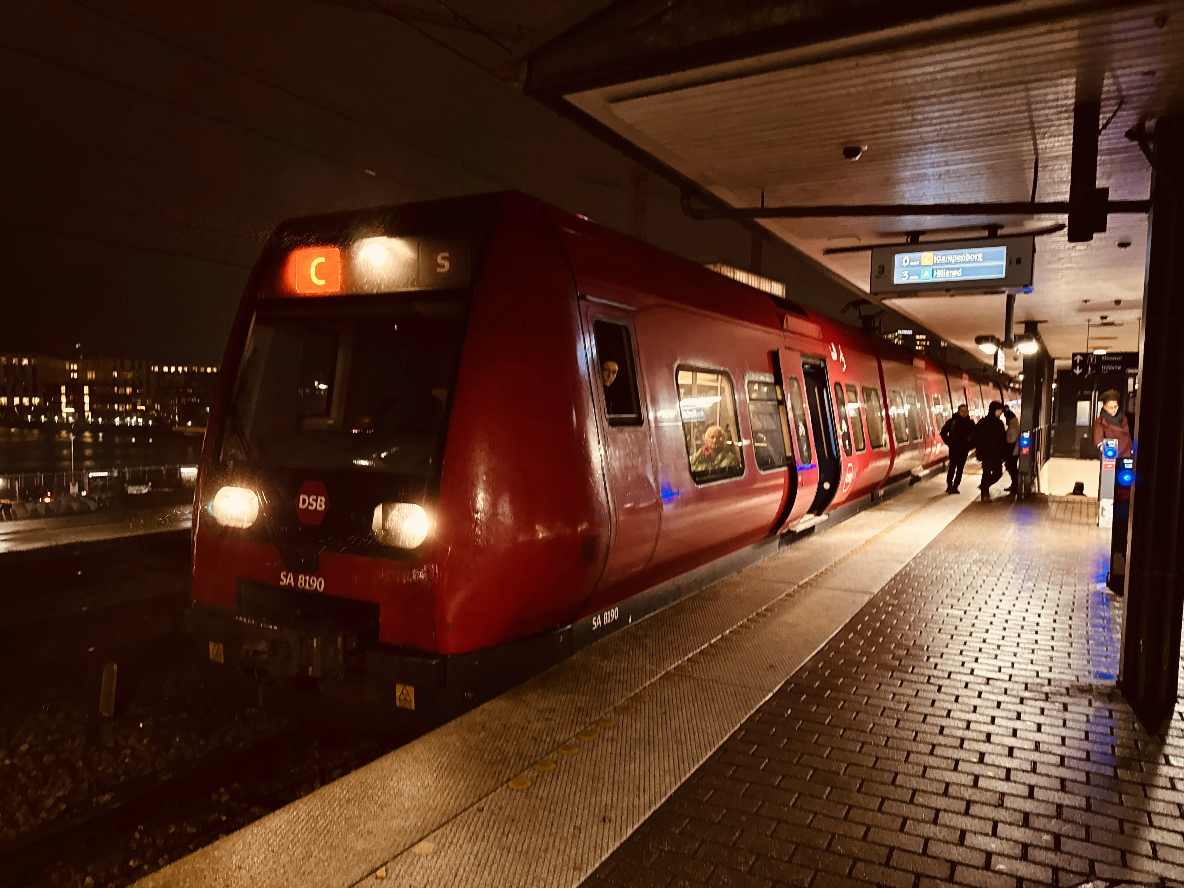 Billede af DSB SA 8190 fotograferet ud for Nordhavn S-togstrinbræt.