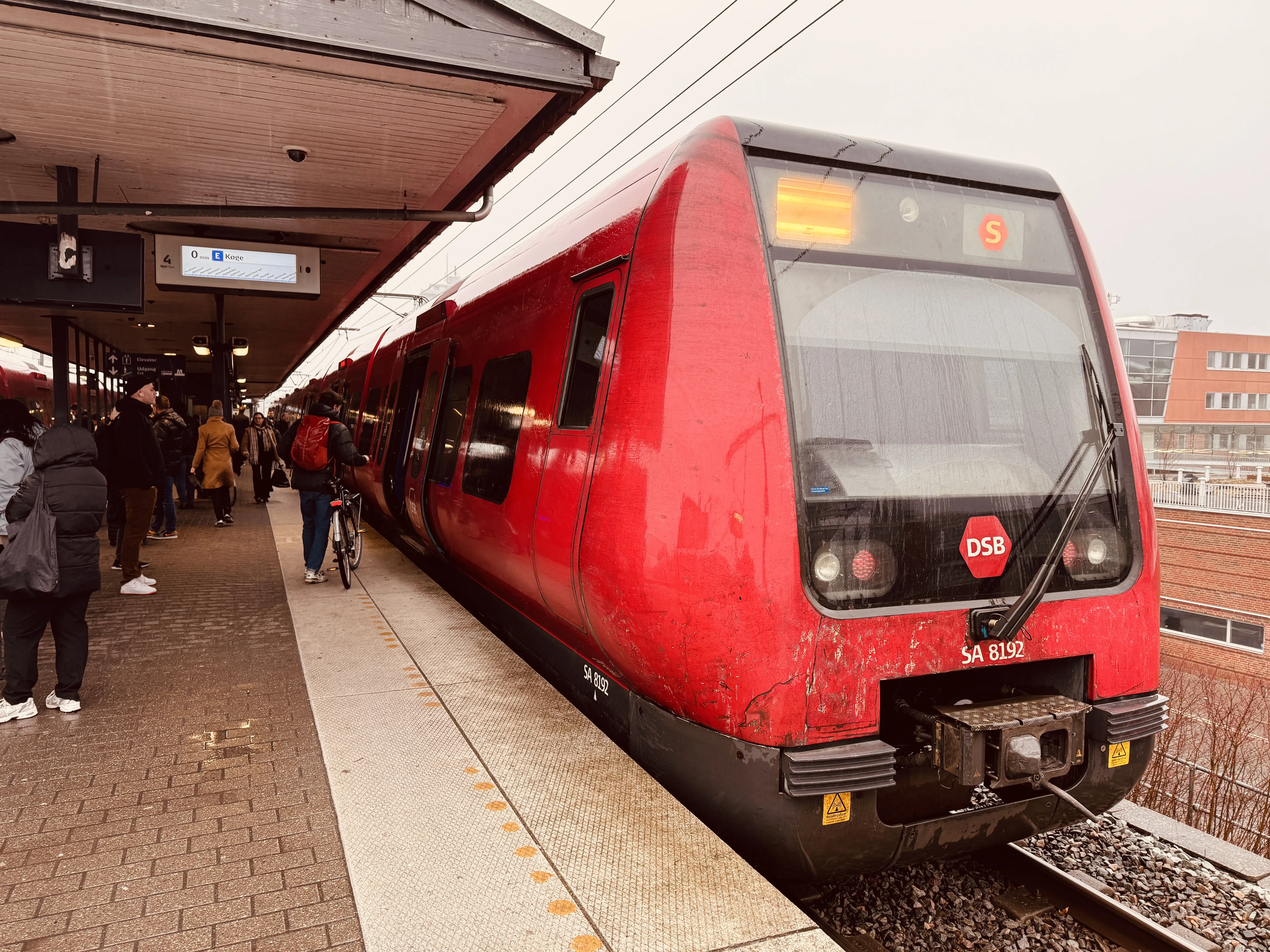 Billede af DSB SA 8192 fotograferet ud for Nordhavn S-togstrinbræt.