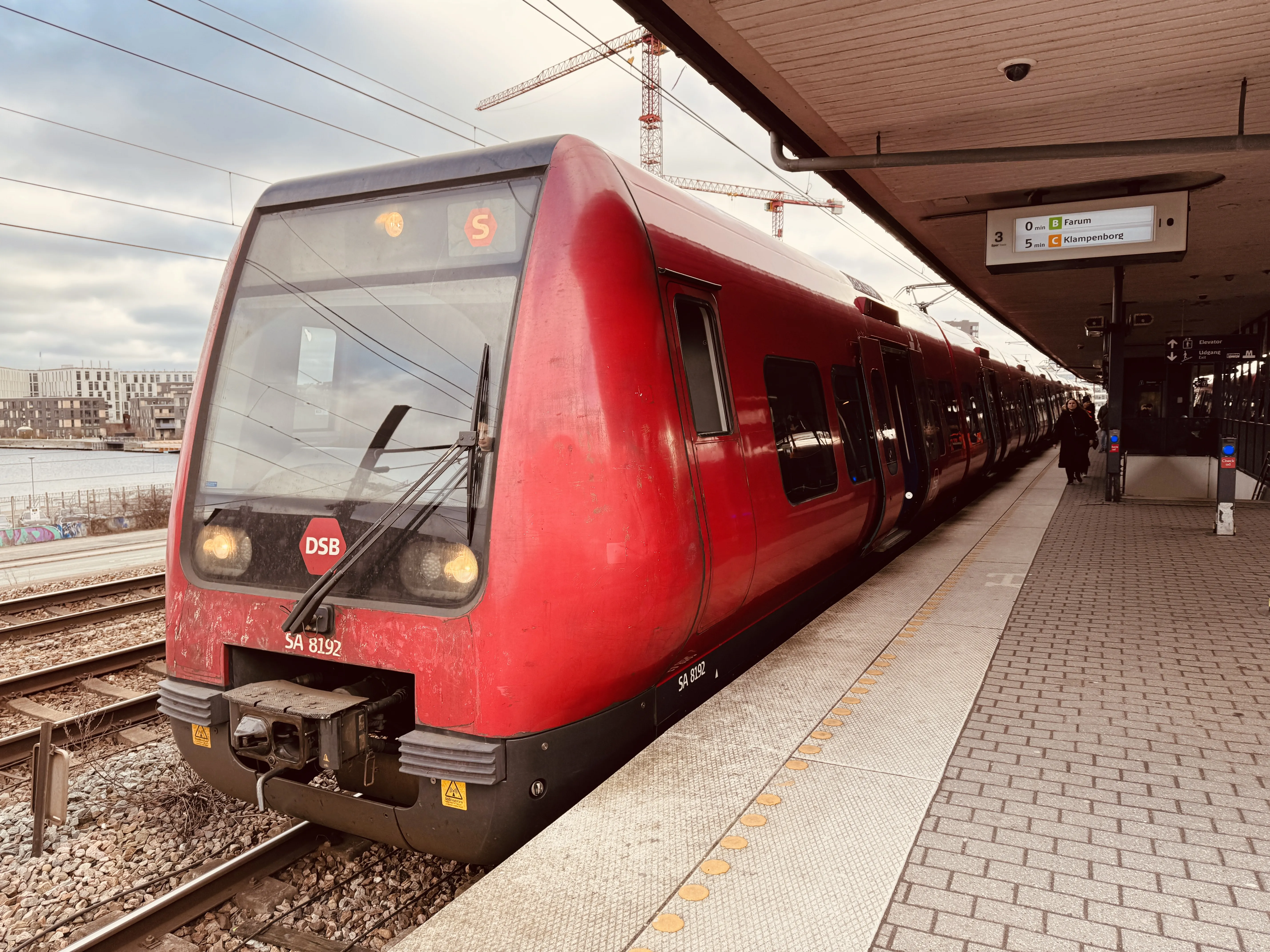 Billede af DSB SA 8192 fotograferet ud for Nordhavn S-togstrinbræt.