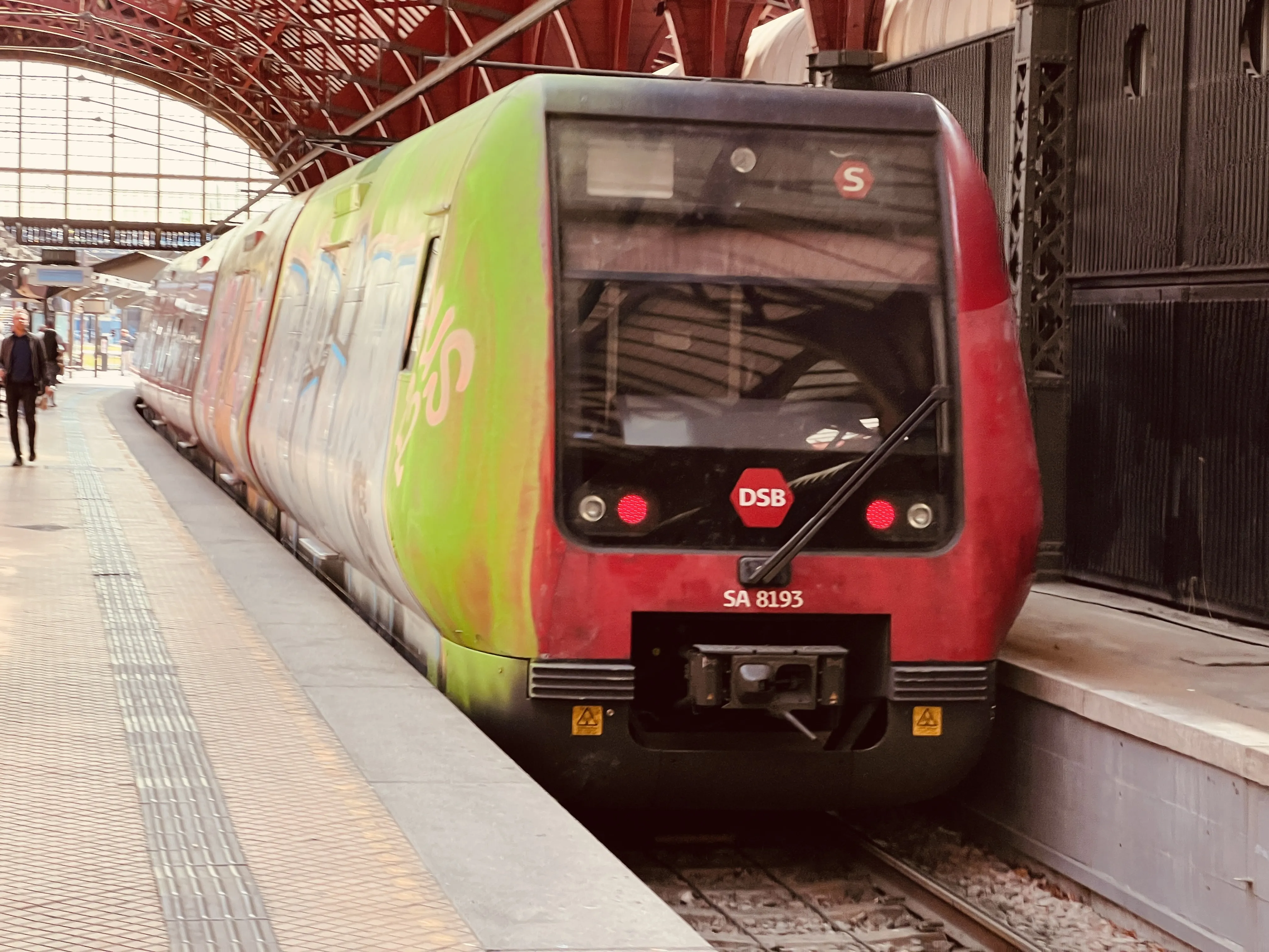 Billede af DSB SA 8193 fotograferet ud for København Hovedbanegård.