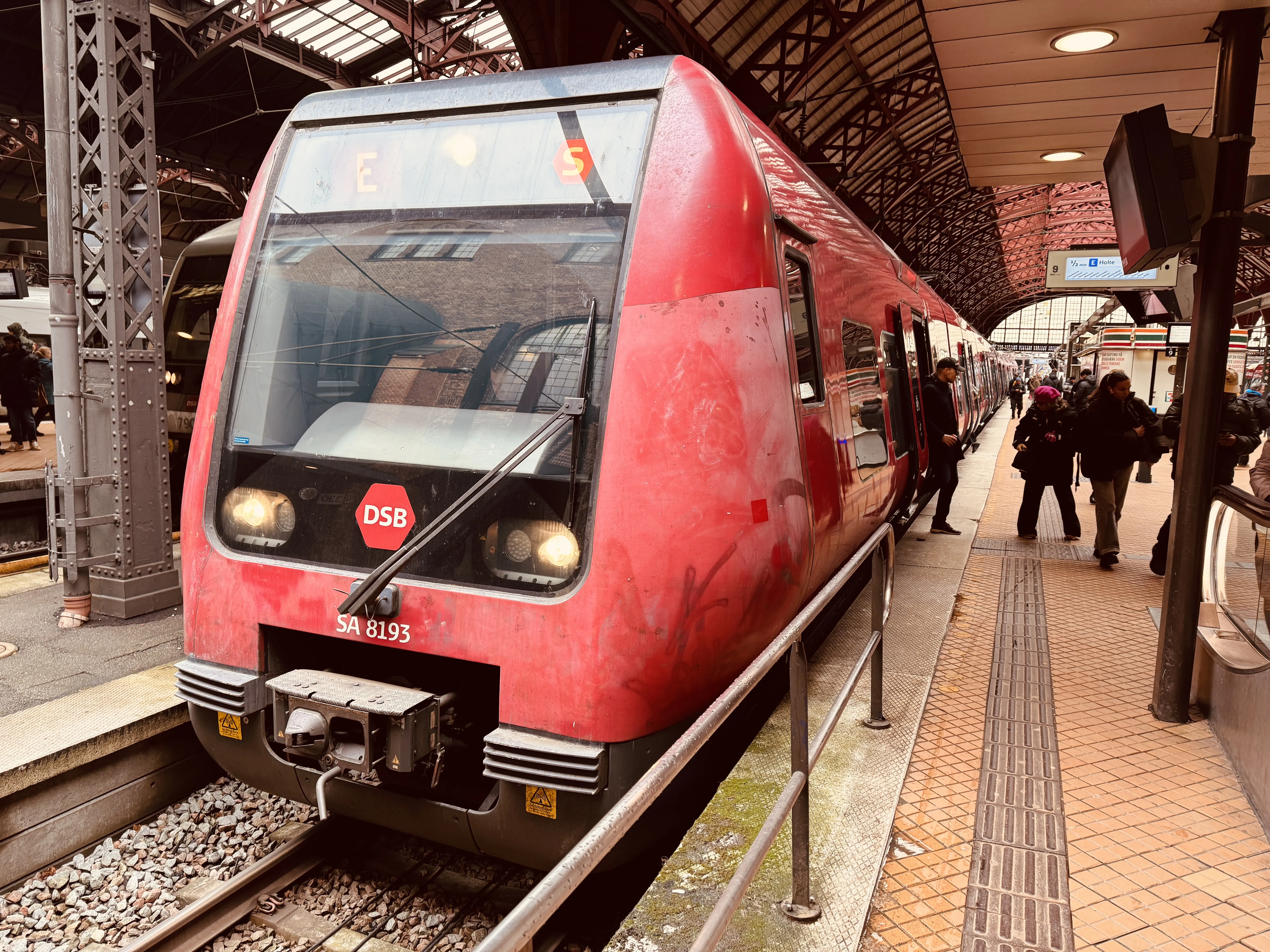 Billede af DSB SA 8193 fotograferet ud for København Hovedbanegård.