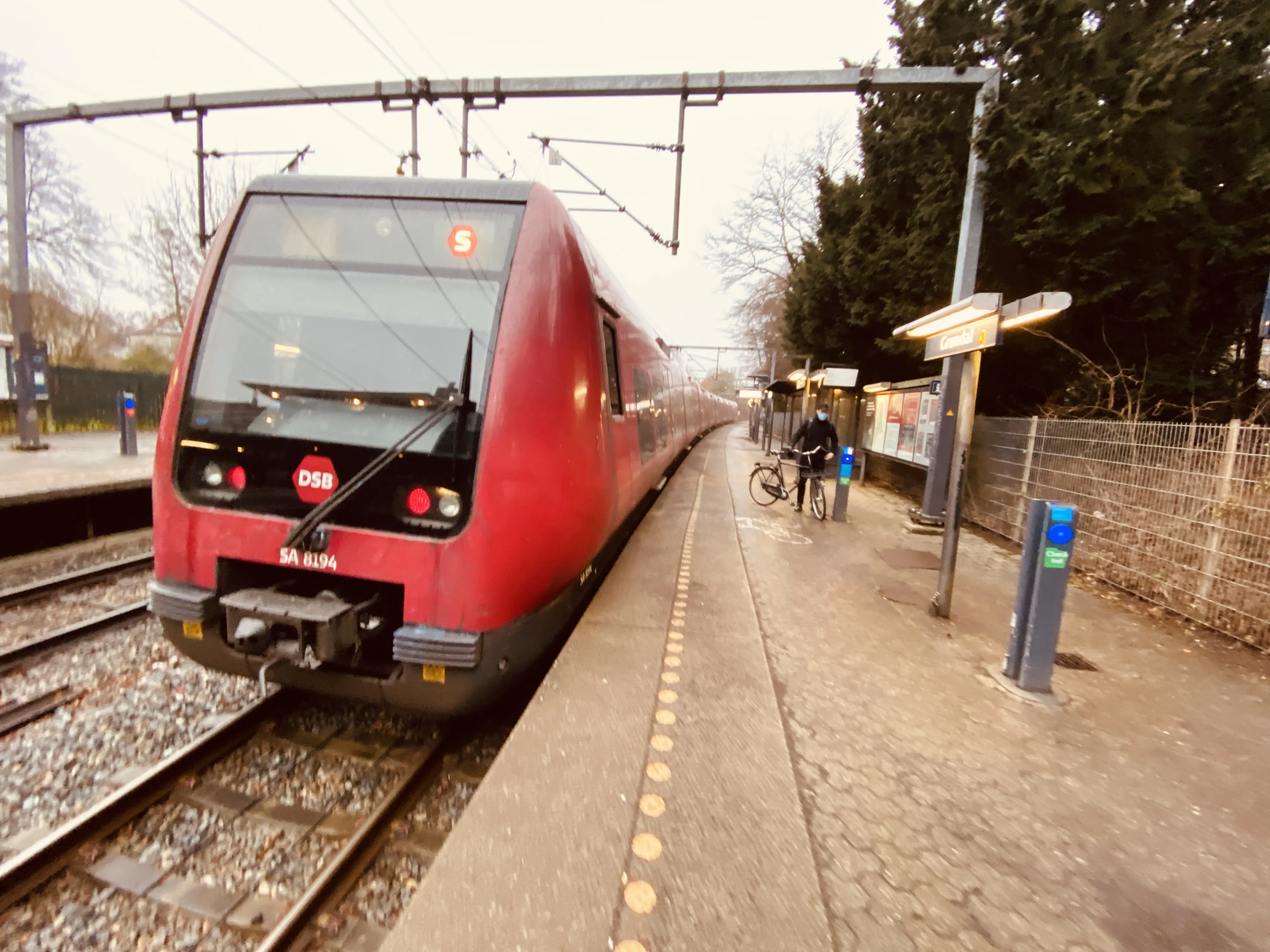 Billede af DSB SA 8194 fotograferet ud for Grøndal S-togstrinbræt.