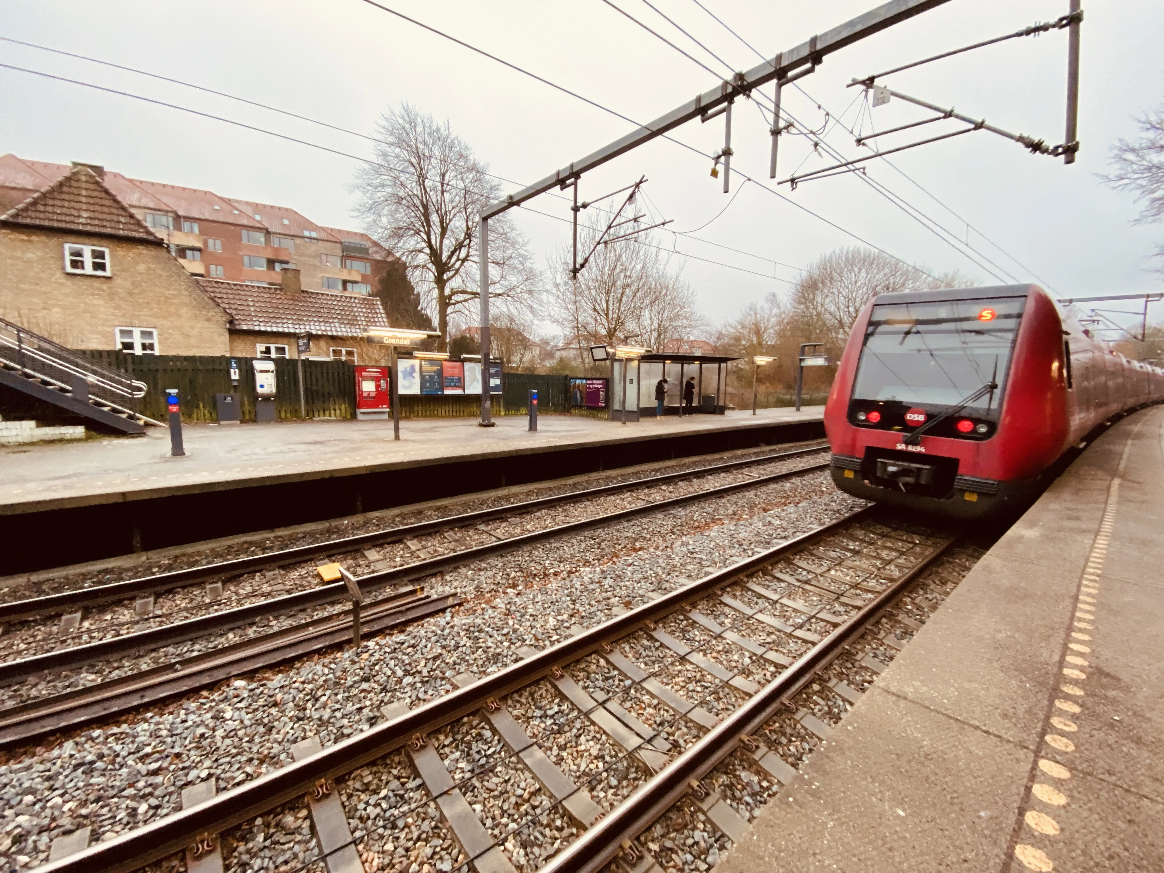 Billede af DSB SA 8194 fotograferet ud for Grøndal S-togstrinbræt.