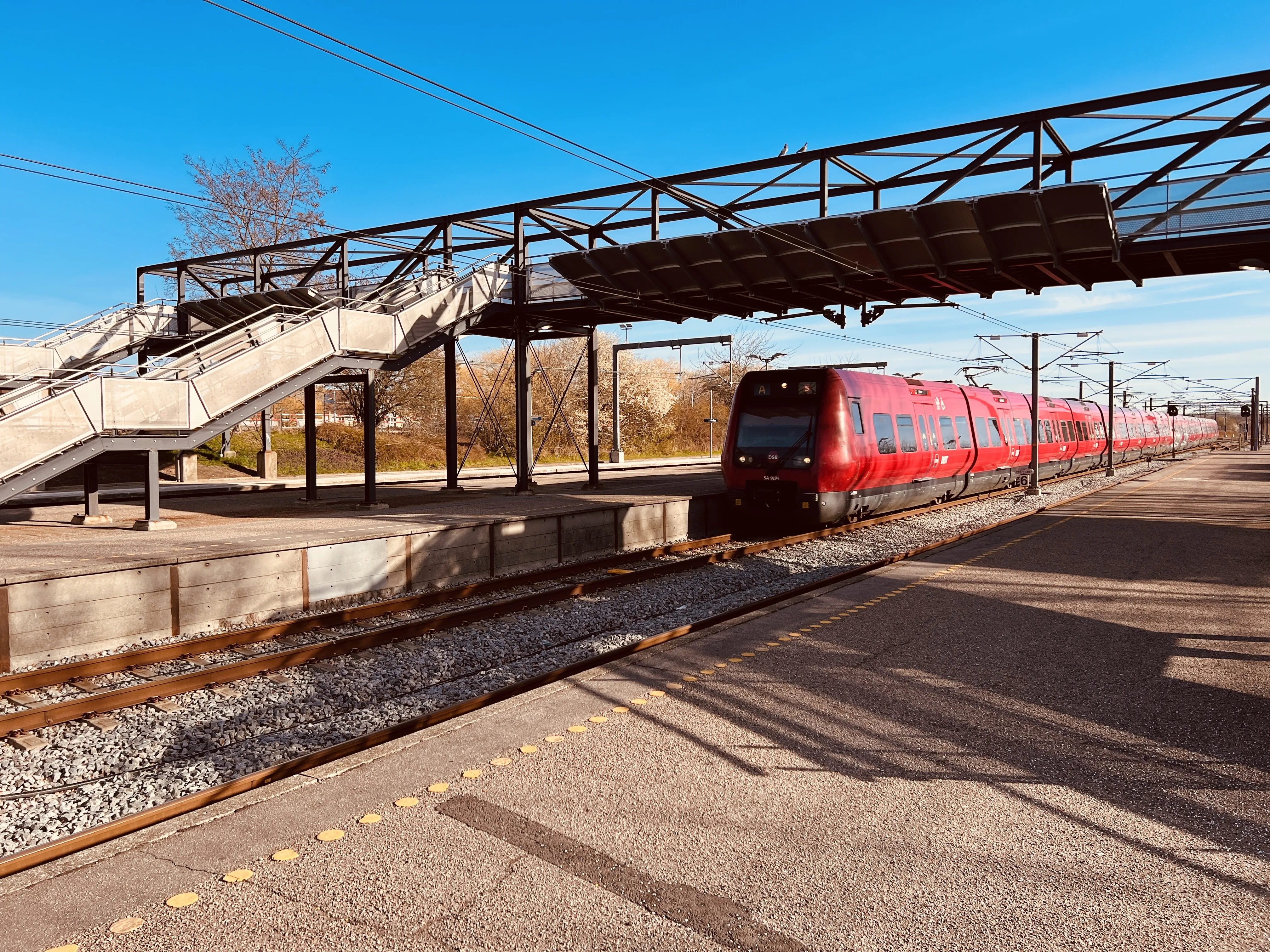 Billede af DSB SA 8194 fotograferet ud for Hundige S-togsstation.