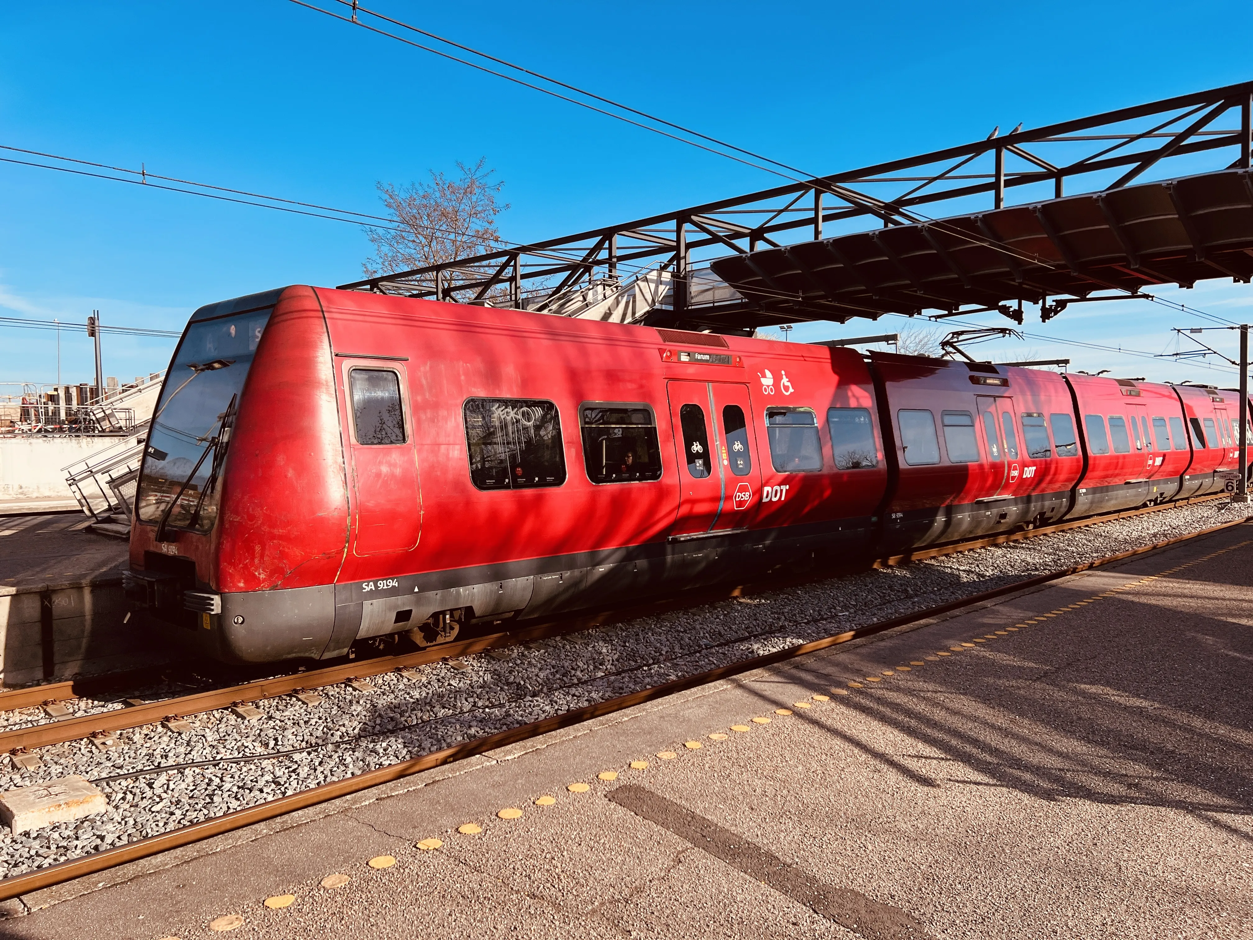 Billede af DSB SA 8194 fotograferet ud for Hundige S-togsstation.