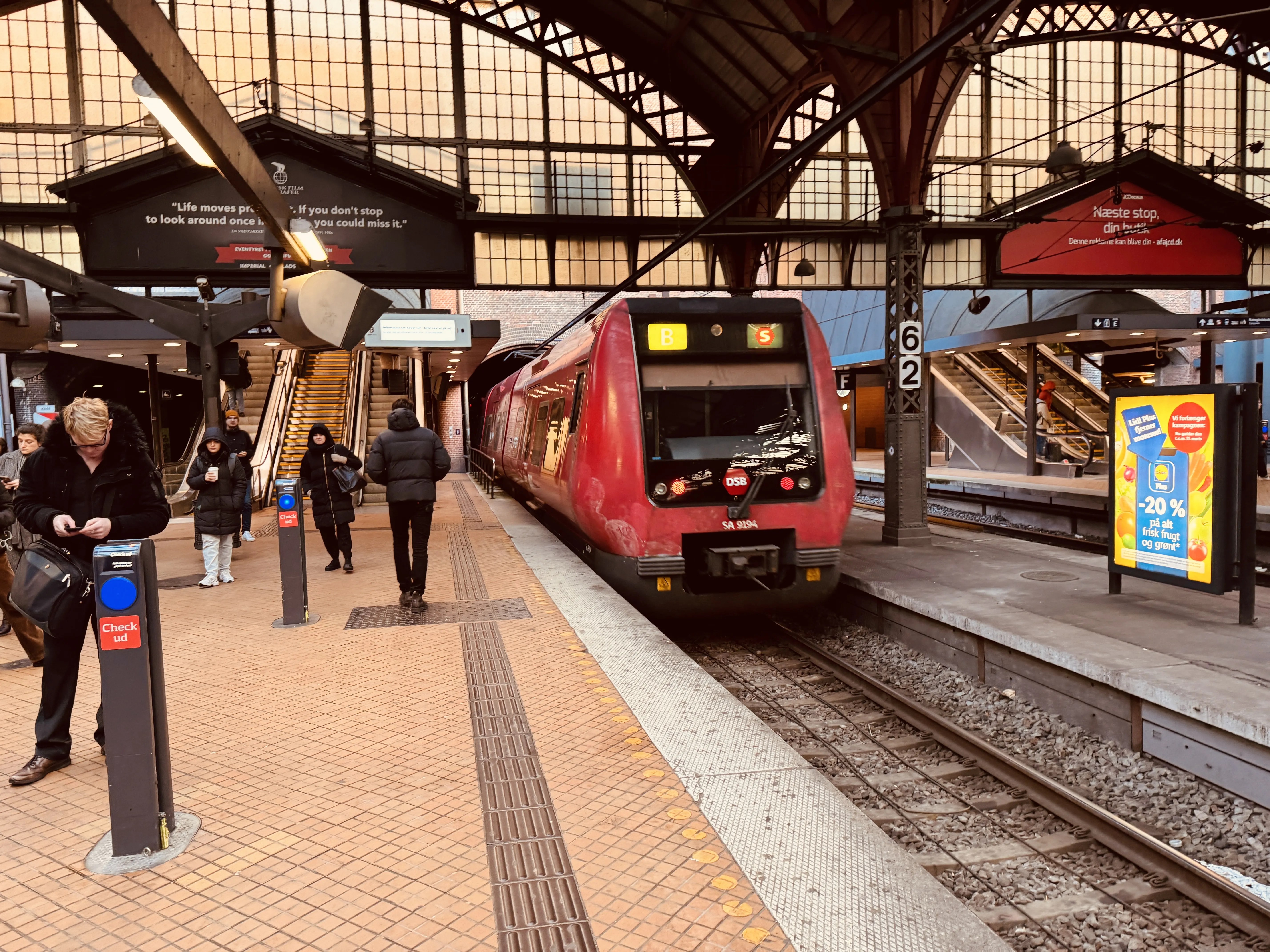 Billede af DSB SA 8194 fotograferet ud for København Hovedbanegård.