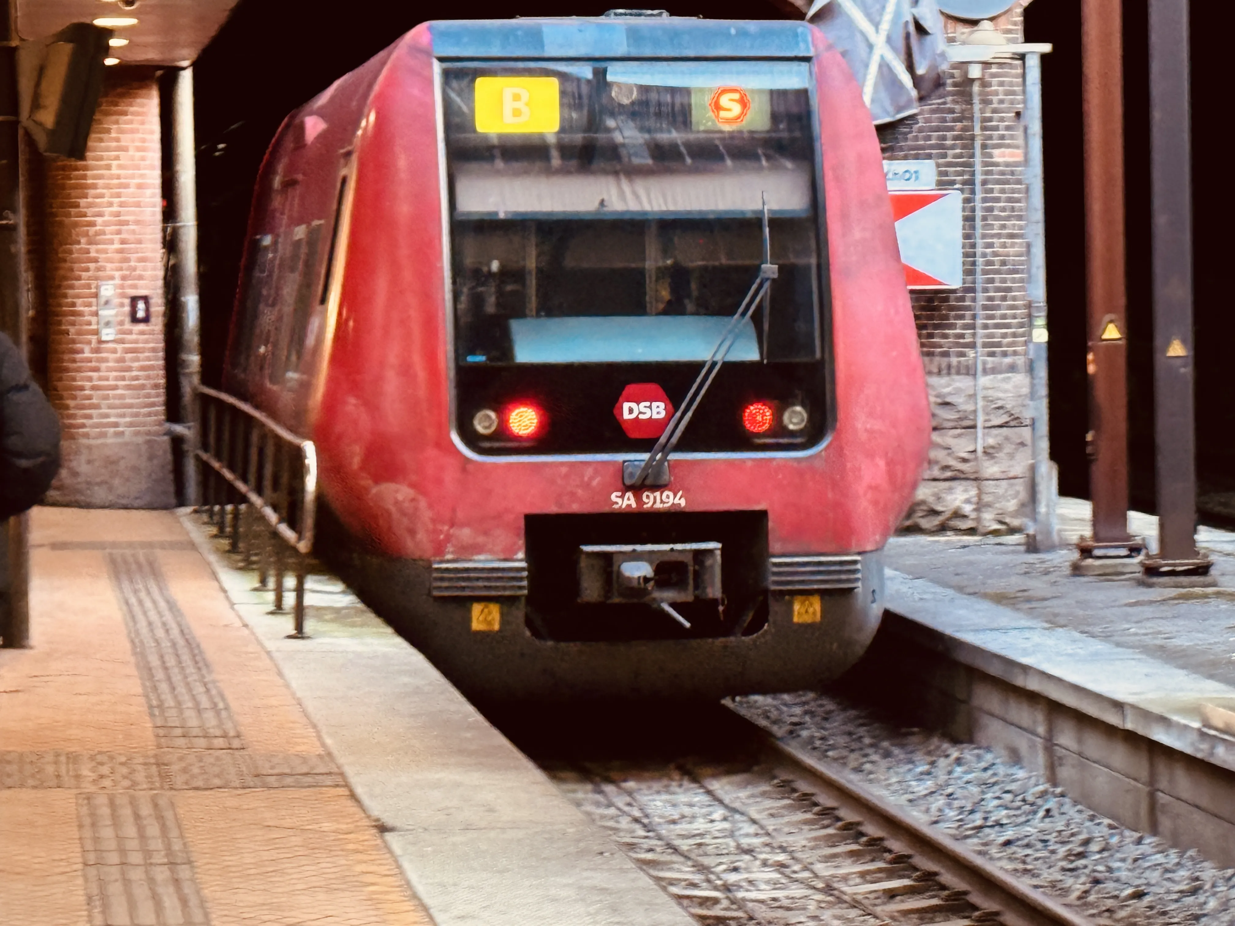 Billede af DSB SA 8194 fotograferet ud for København Hovedbanegård.