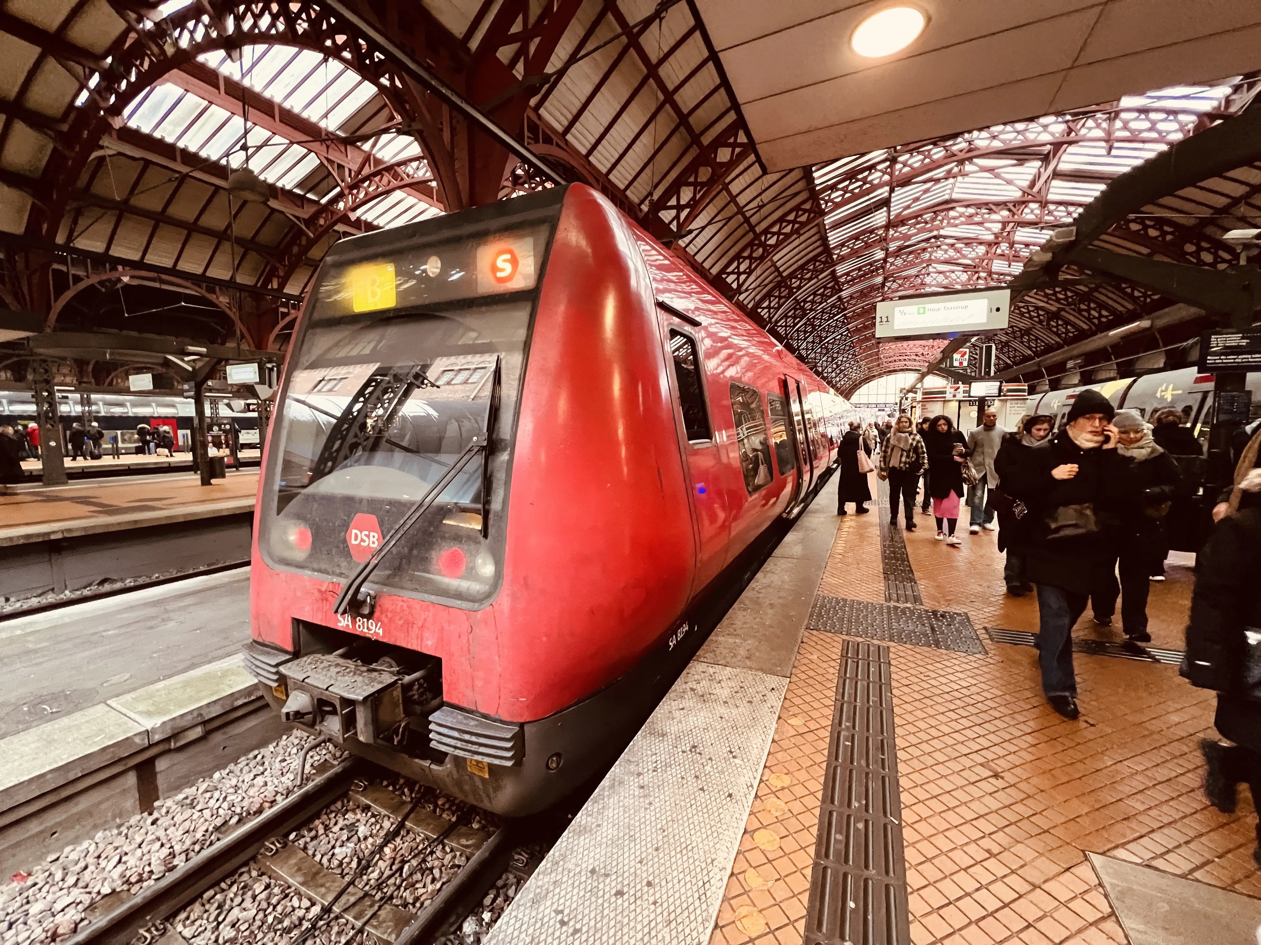 Billede af DSB SA 8194 fotograferet ud for København Hovedbanegård.