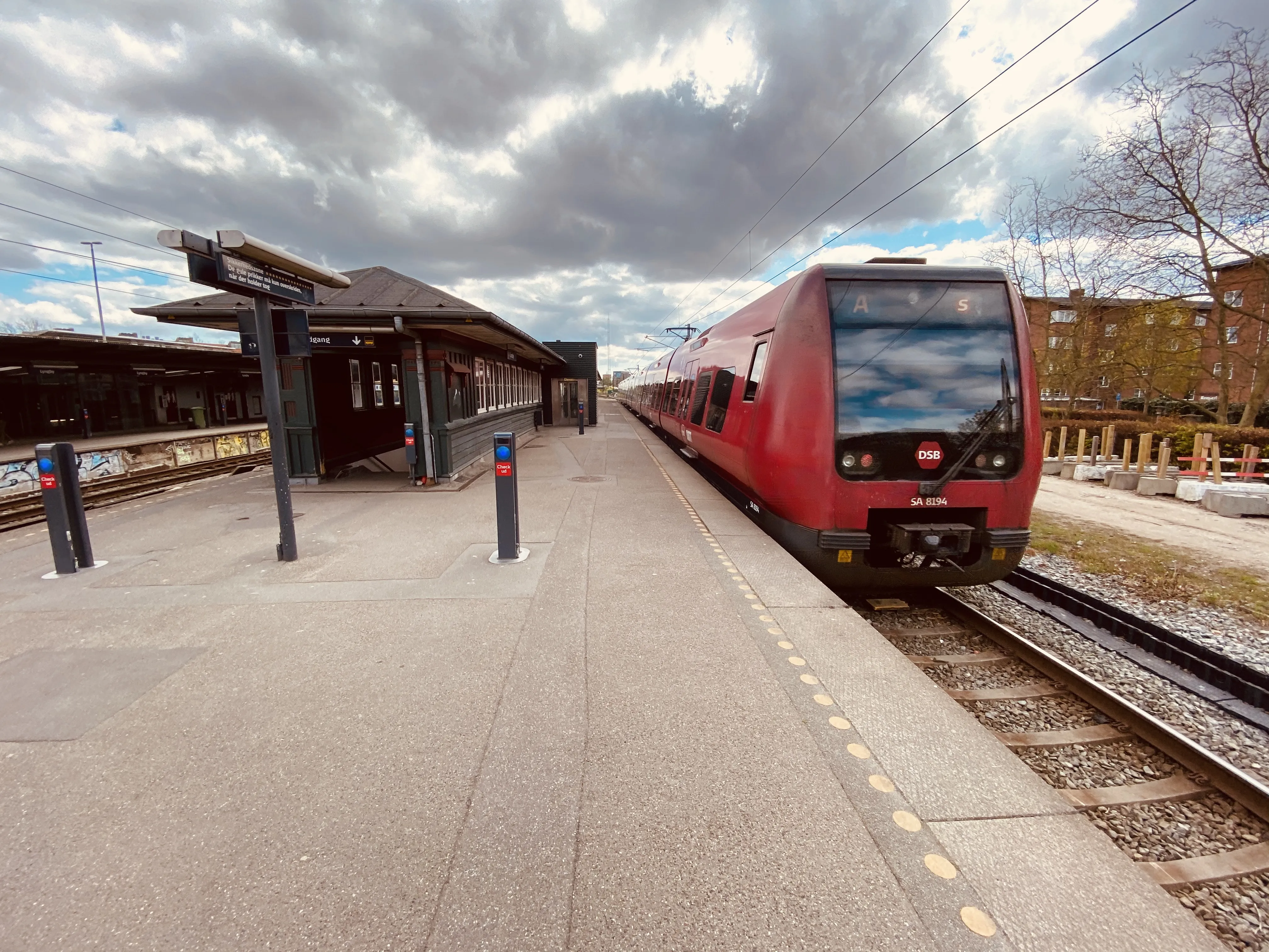 Billede af DSB SA 8194 fotograferet ud for Lyngby Station.