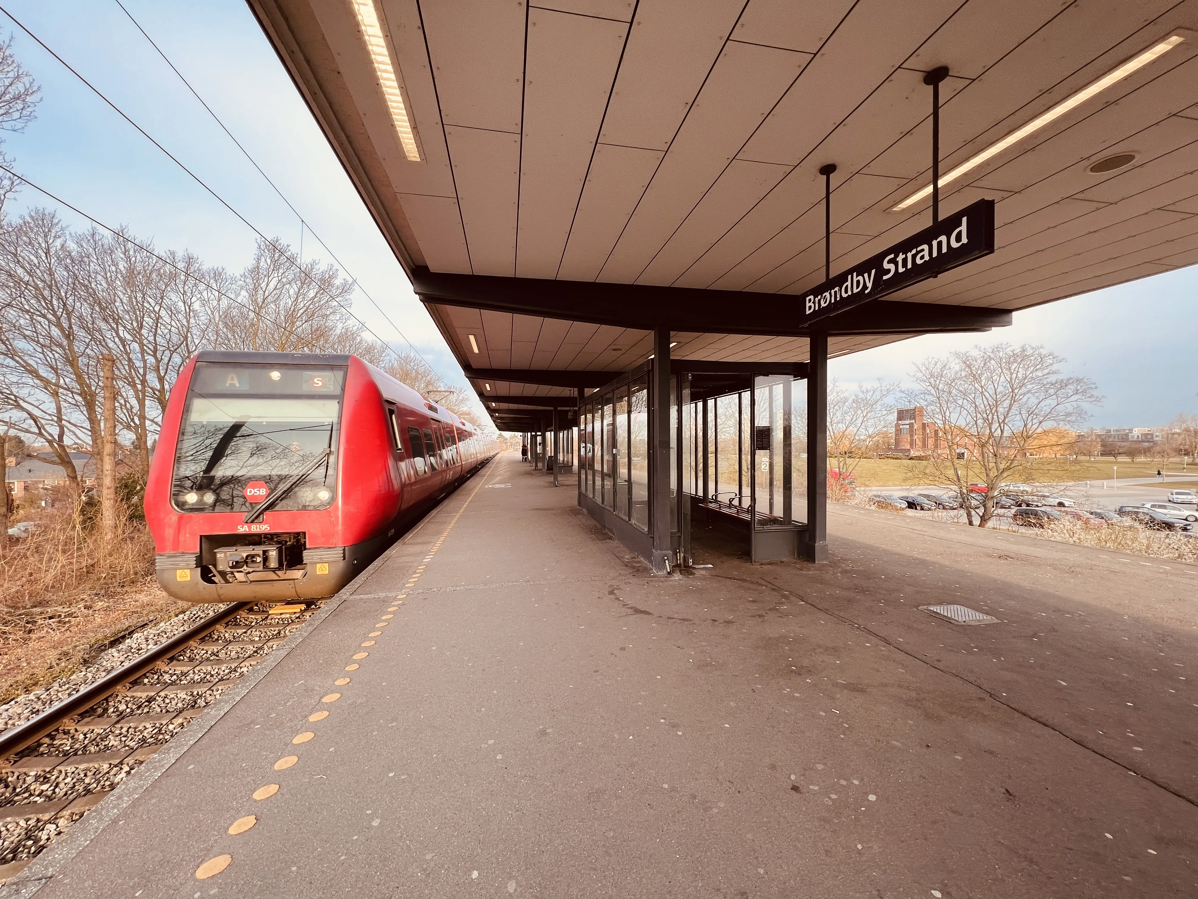 Billede af DSB SA 8195 fotograferet ud for Brøndby Strand S-togstrinbræt.