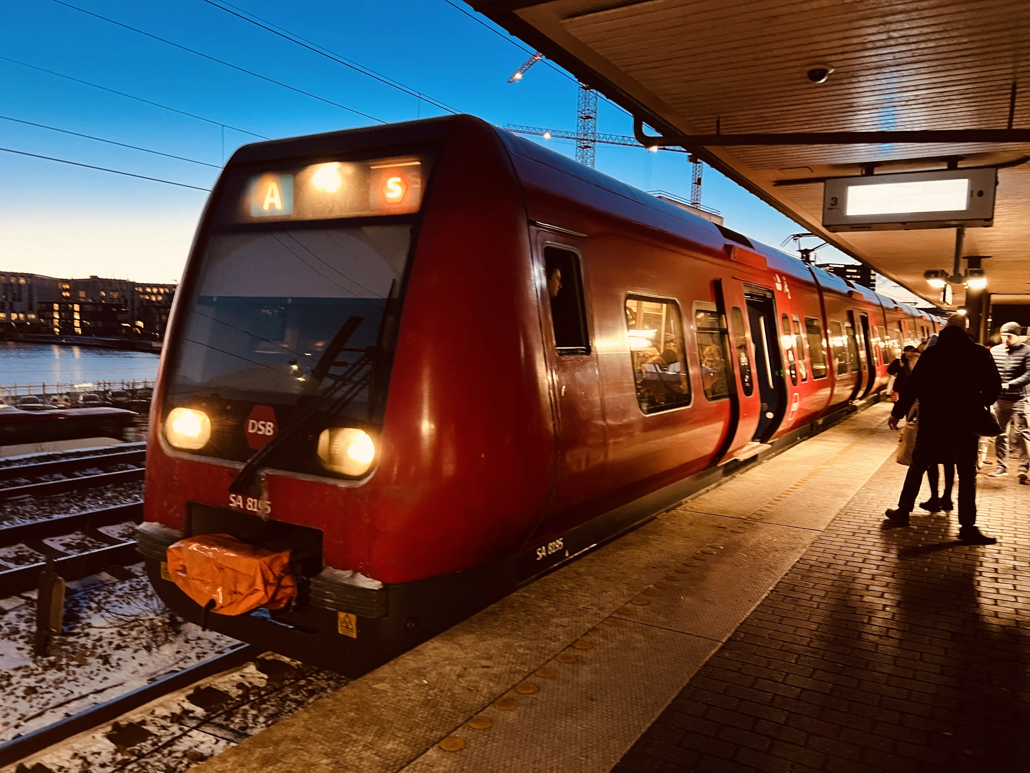 Billede af DSB SA 8195 fotograferet ud for Nordhavn S-togstrinbræt.