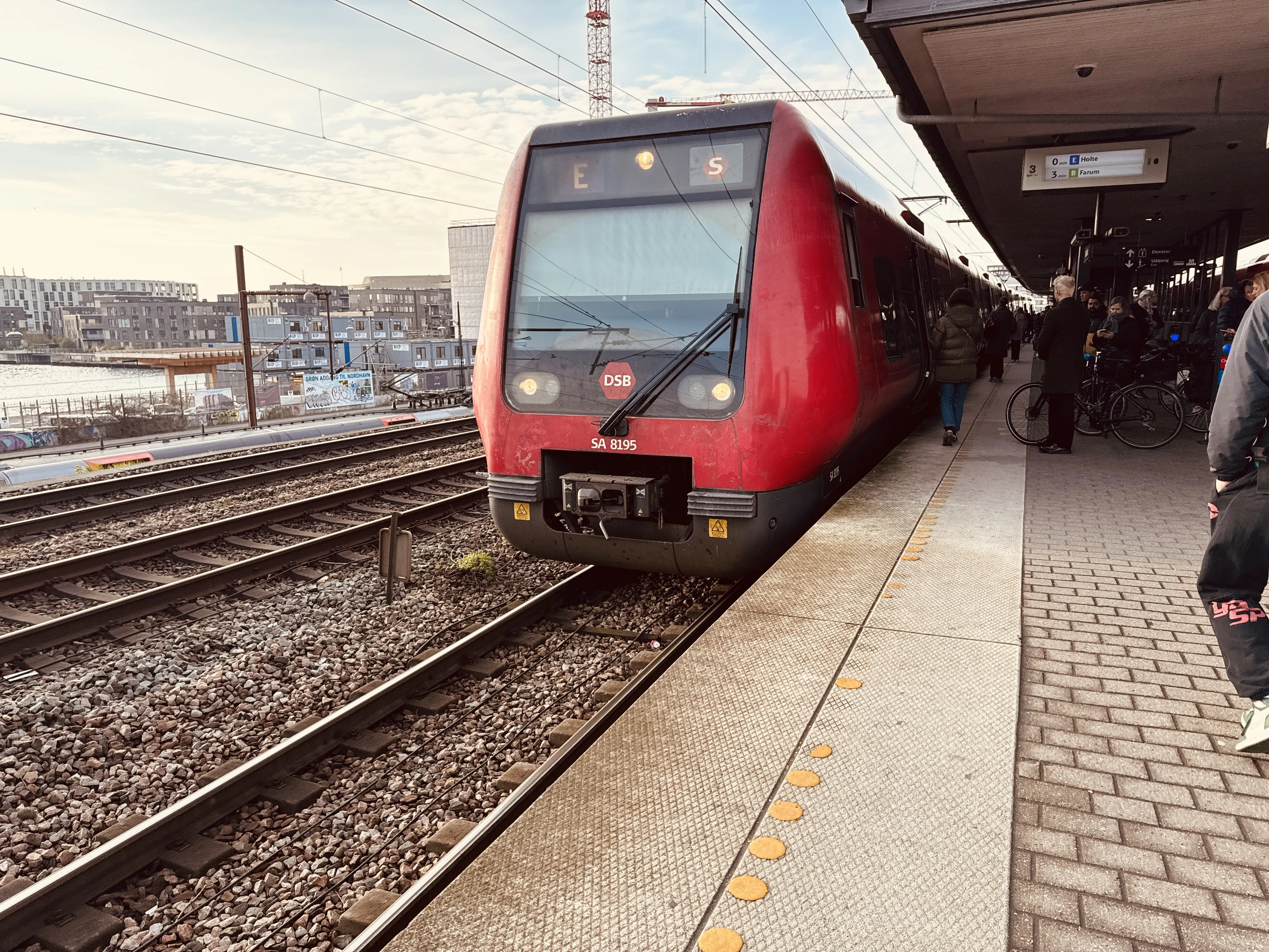 Billede af DSB SA 8195 fotograferet ud for Nordhavn S-togstrinbræt.