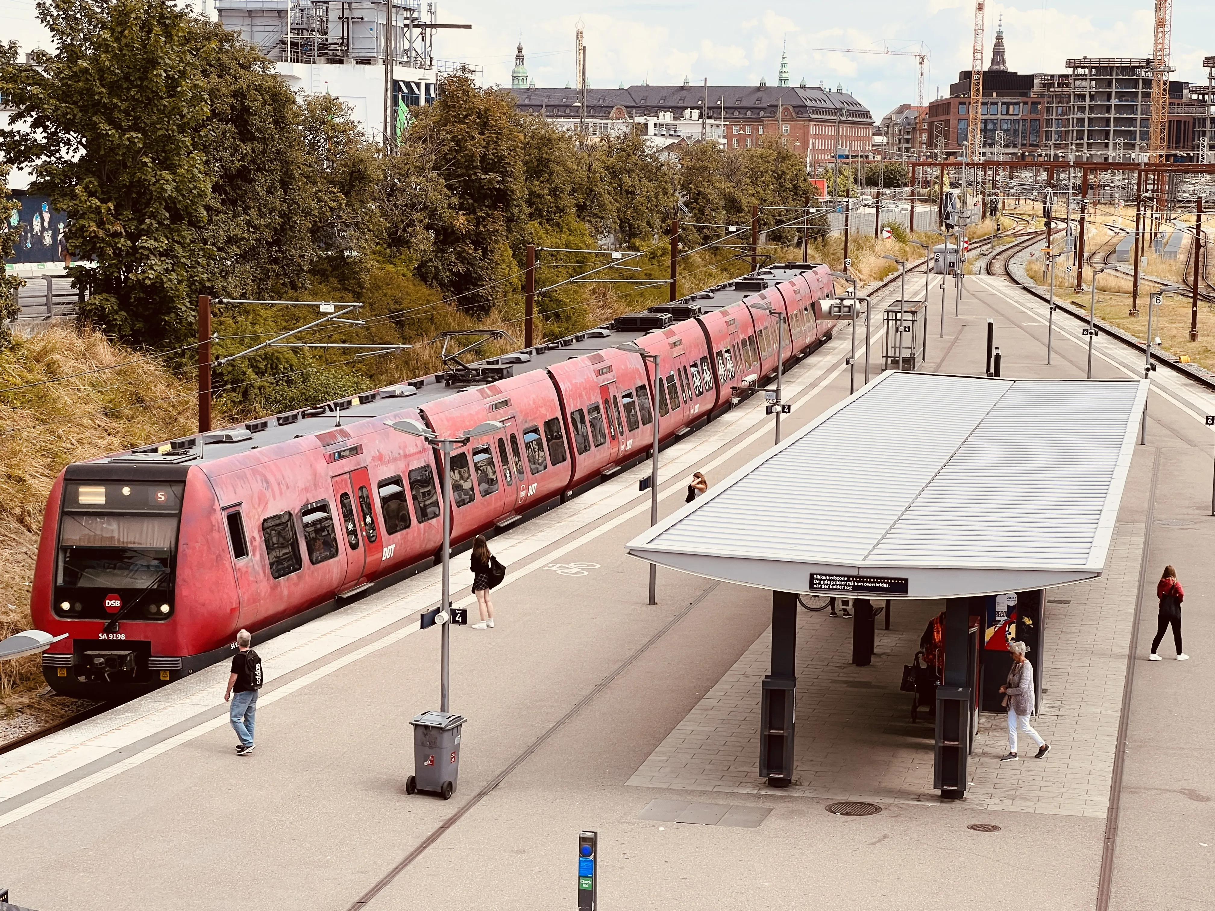 Billede af DSB SA 8198 fotograferet ud for Dybbølsbro S-togstrinbræt.