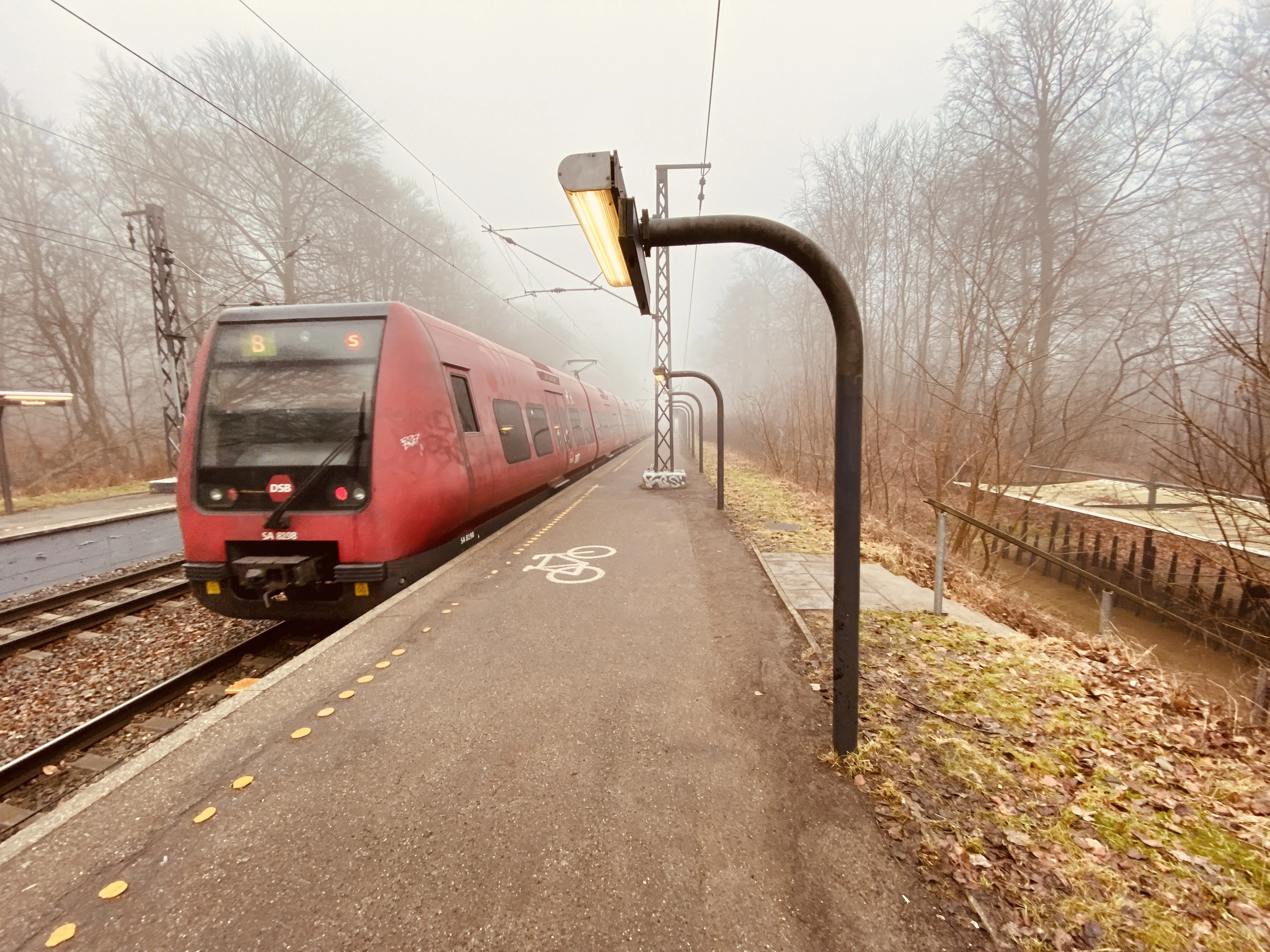 Billede af DSB SA 8198 fotograferet ud for Hareskov S-togstrinbræt.