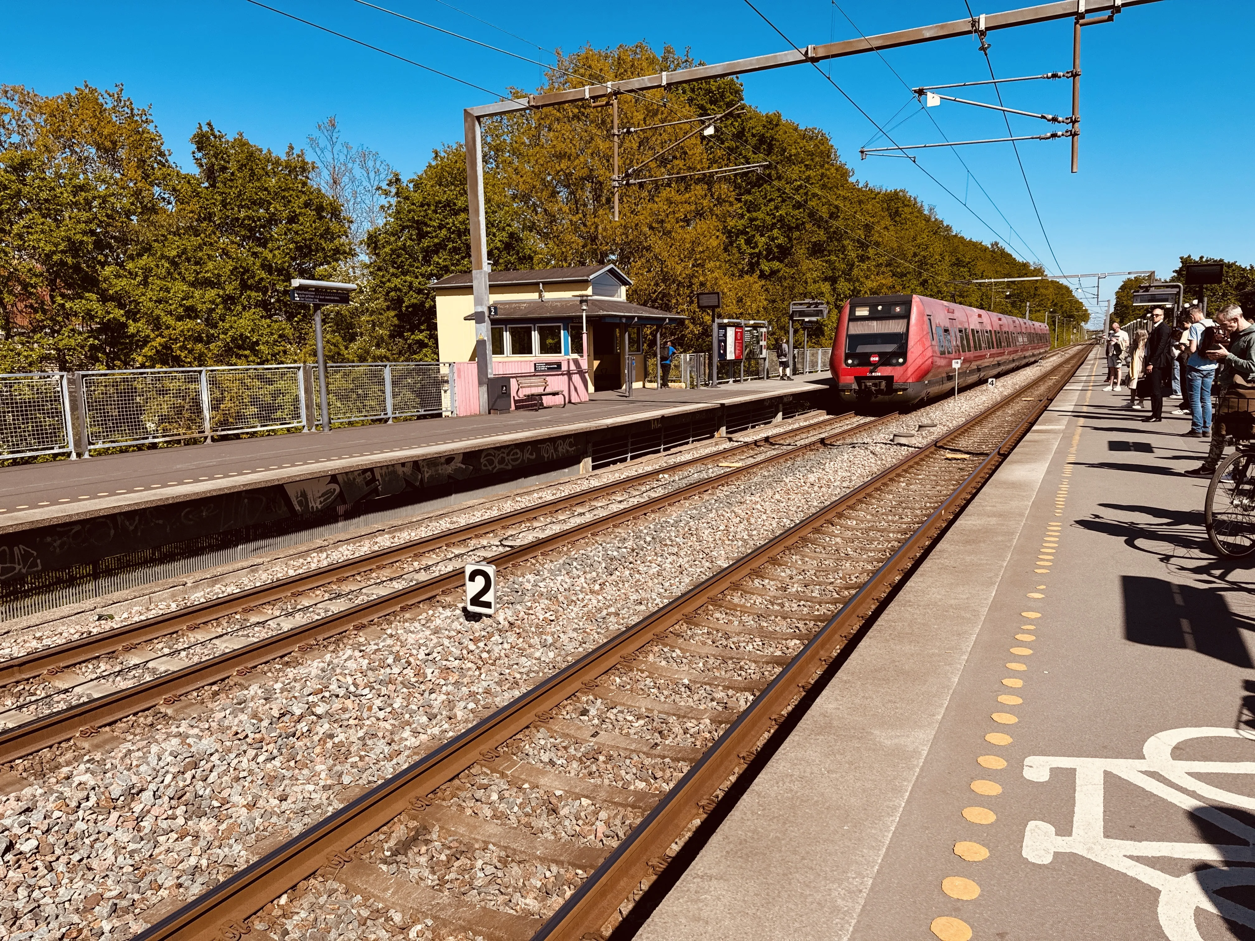 Billede af DSB SA 8198 fotograferet ud for Malmparken S-togstrinbræt.