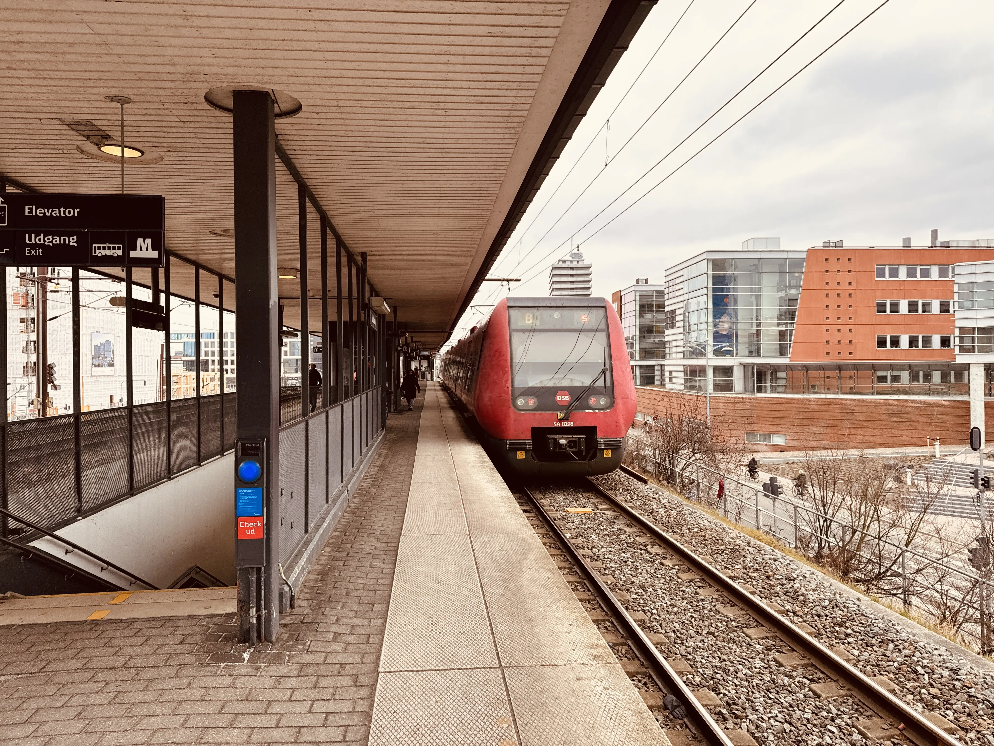 Billede af DSB SA 8198 fotograferet ud for Nordhavn S-togstrinbræt.