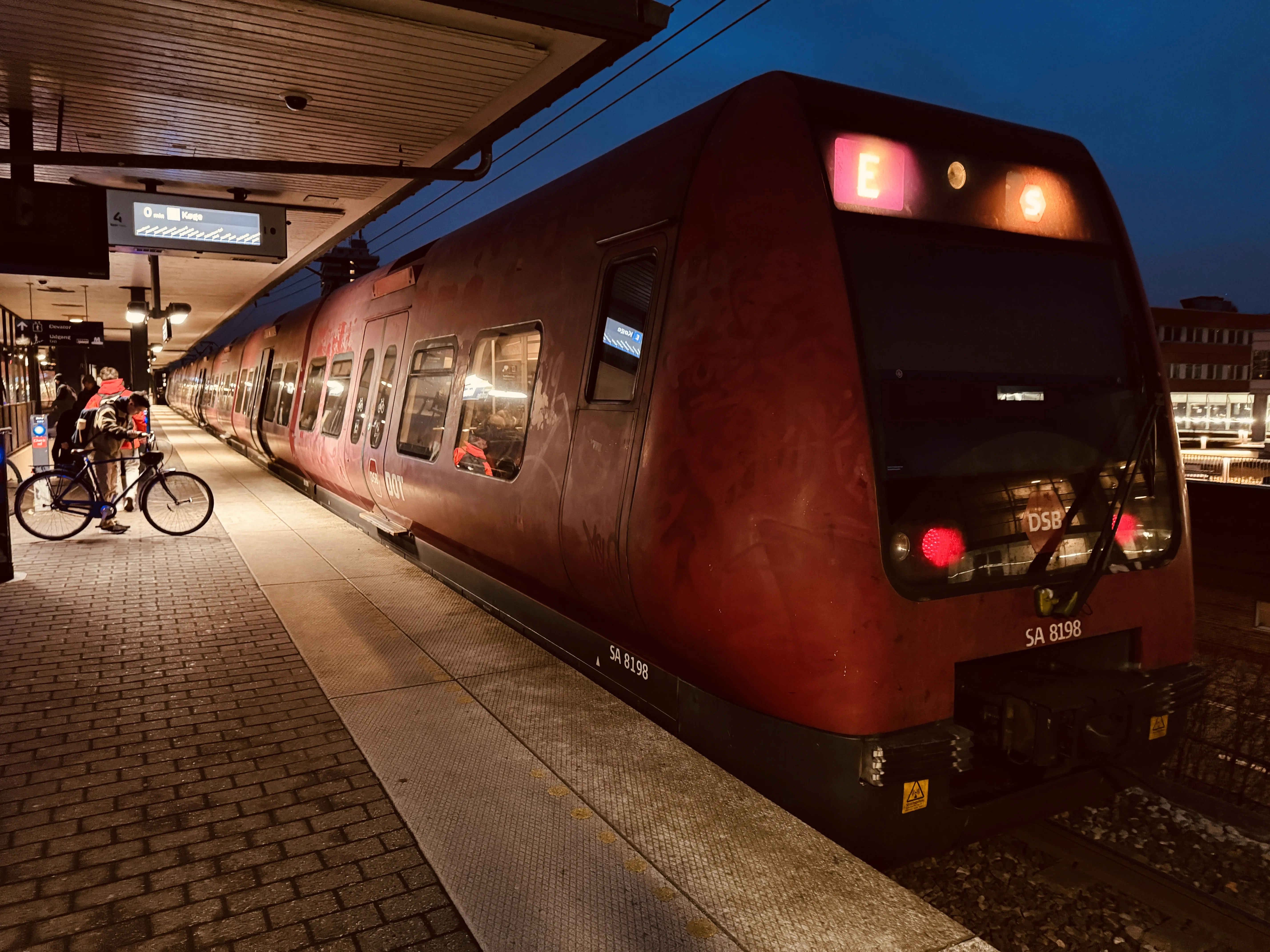 Billede af DSB SA 8198 fotograferet ud for Nordhavn S-togstrinbræt.