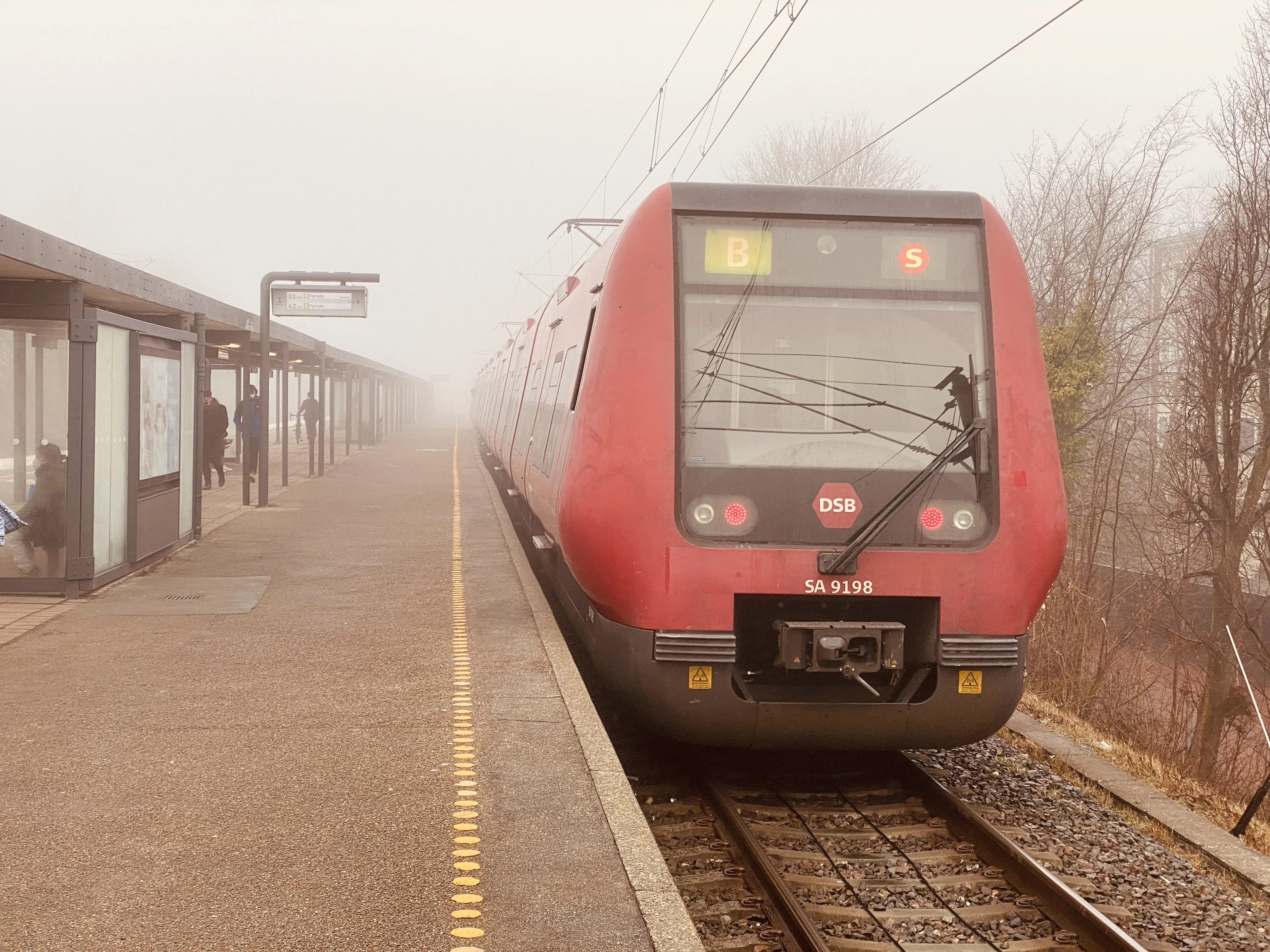 Billede af DSB SA 8198 fotograferet ud for Værløse S-togstrinbræt.