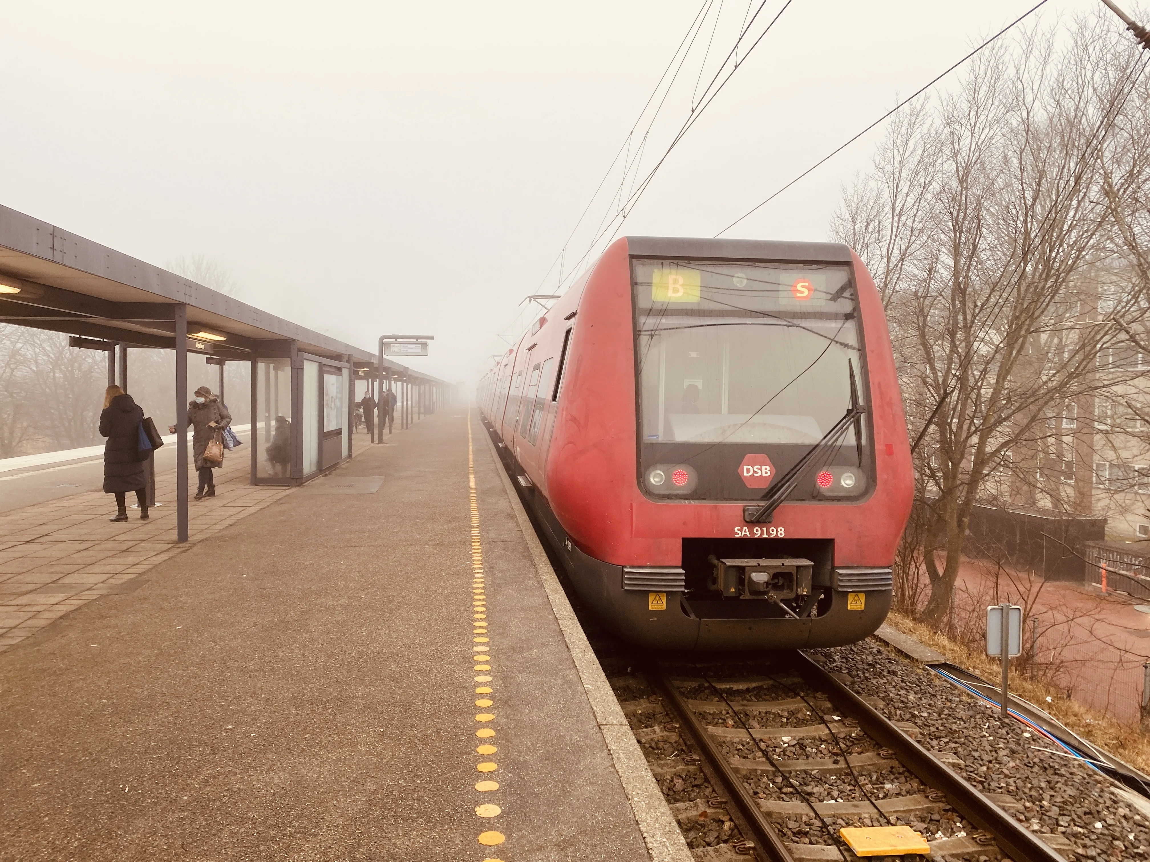 Billede af DSB SA 8198 fotograferet ud for Værløse S-togstrinbræt.