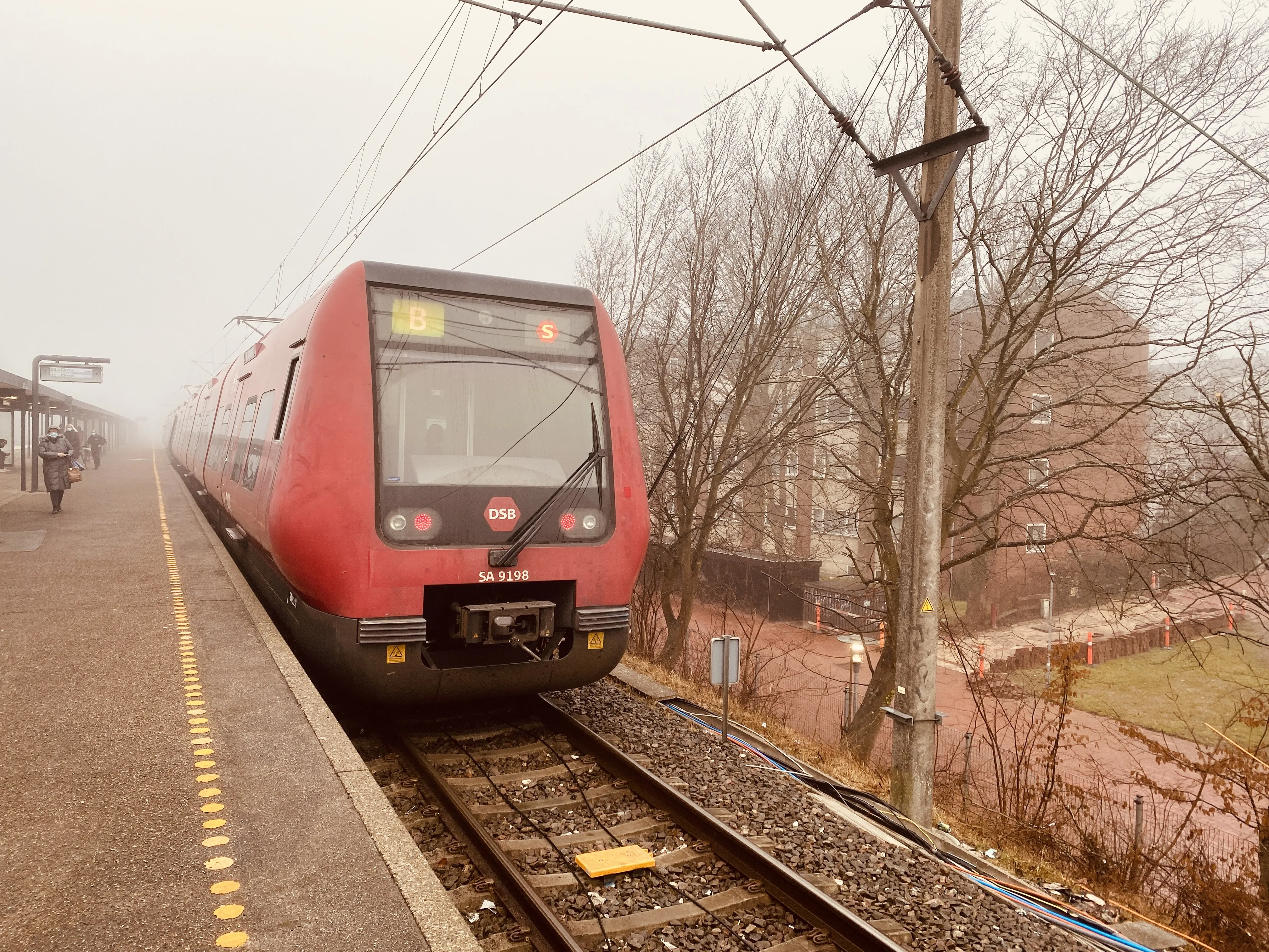 Billede af DSB SA 8198 fotograferet ud for Værløse S-togstrinbræt.