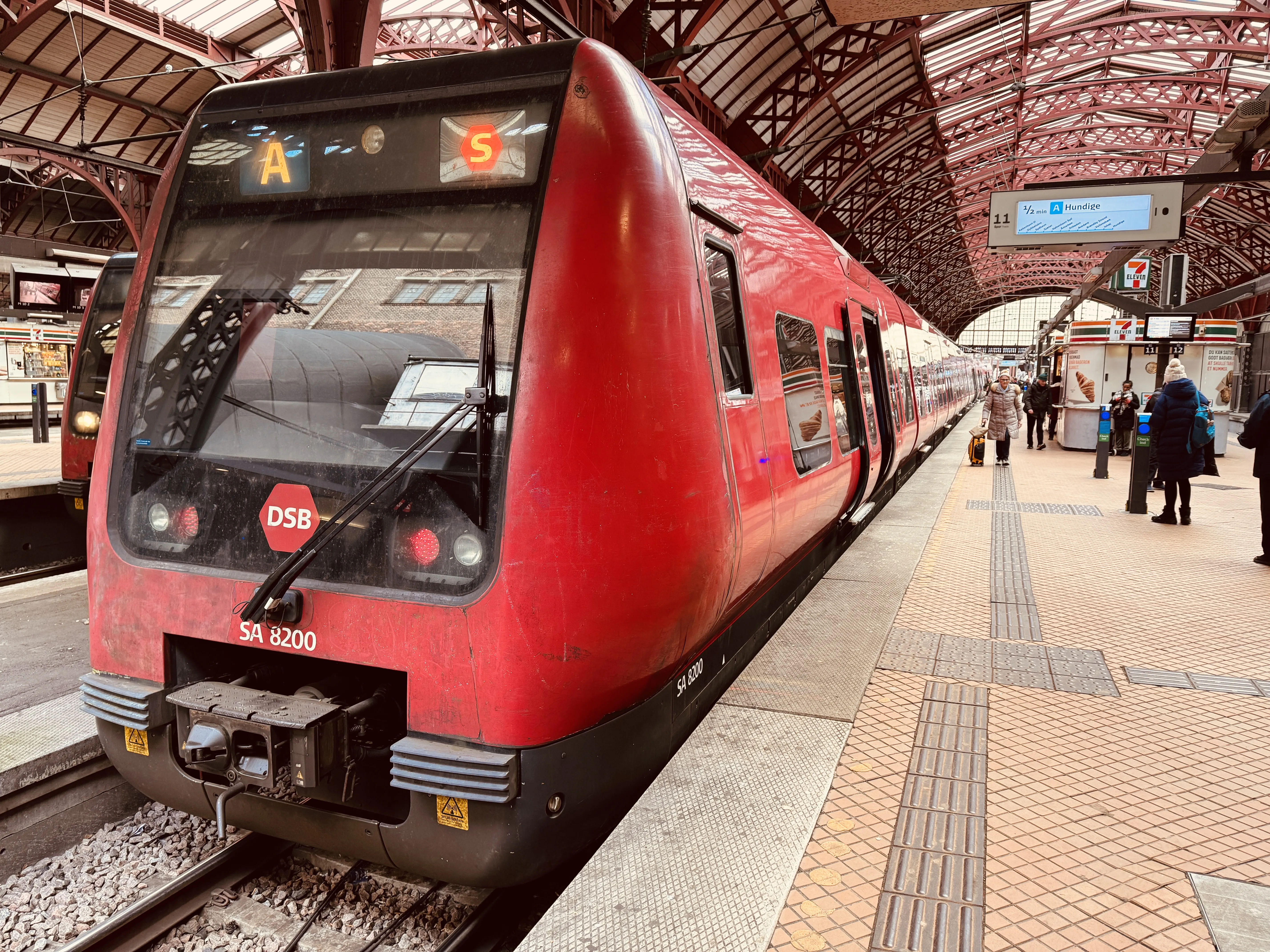 Billede af DSB SA 8200 fotograferet ud for København Hovedbanegård.