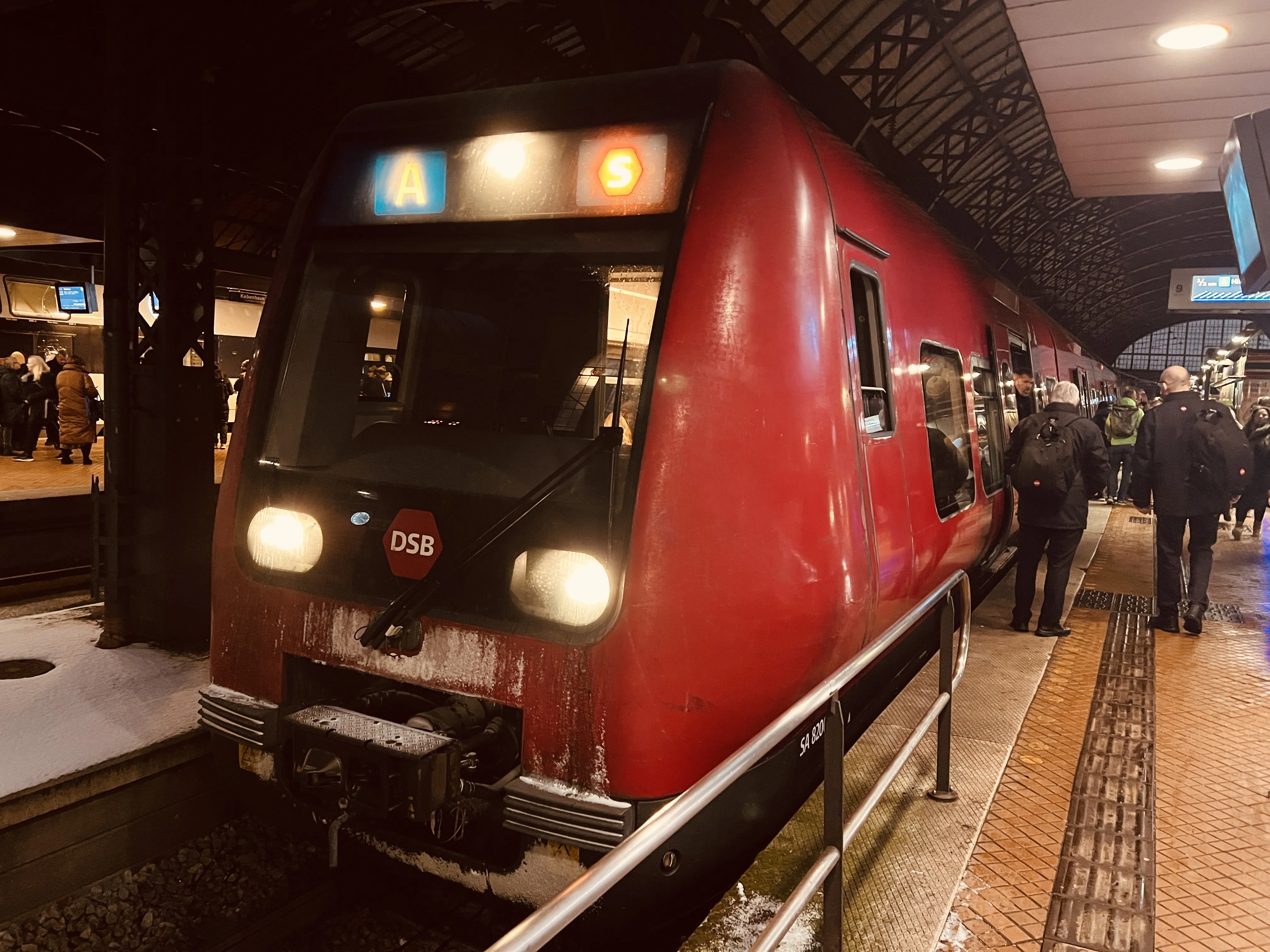 Billede af DSB SA 8200 fotograferet ud for København Hovedbanegård.