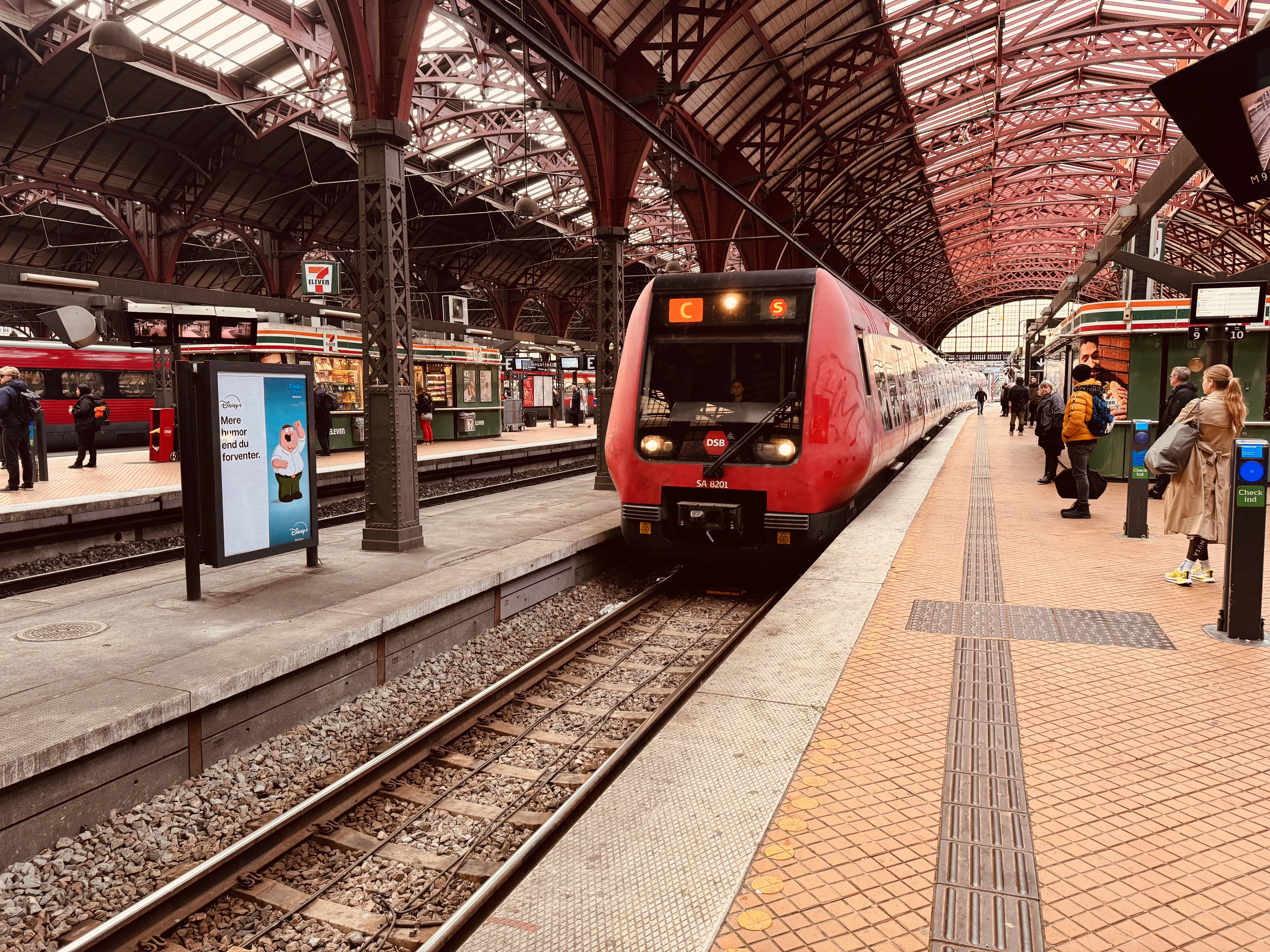 Billede af DSB SA 8201 fotograferet ud for København Hovedbanegård.