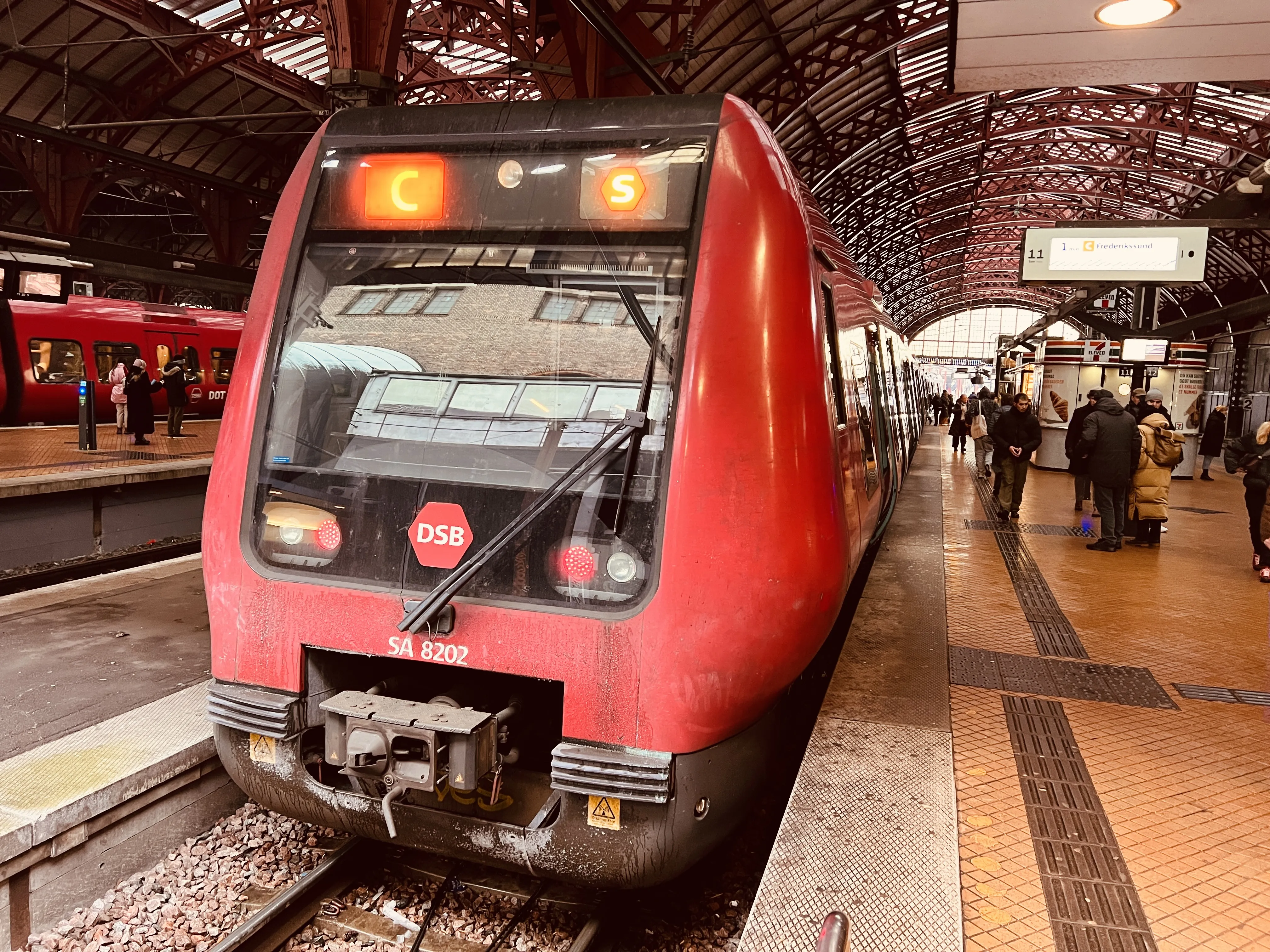 Billede af DSB SA 8202 fotograferet ud for København Hovedbanegård.