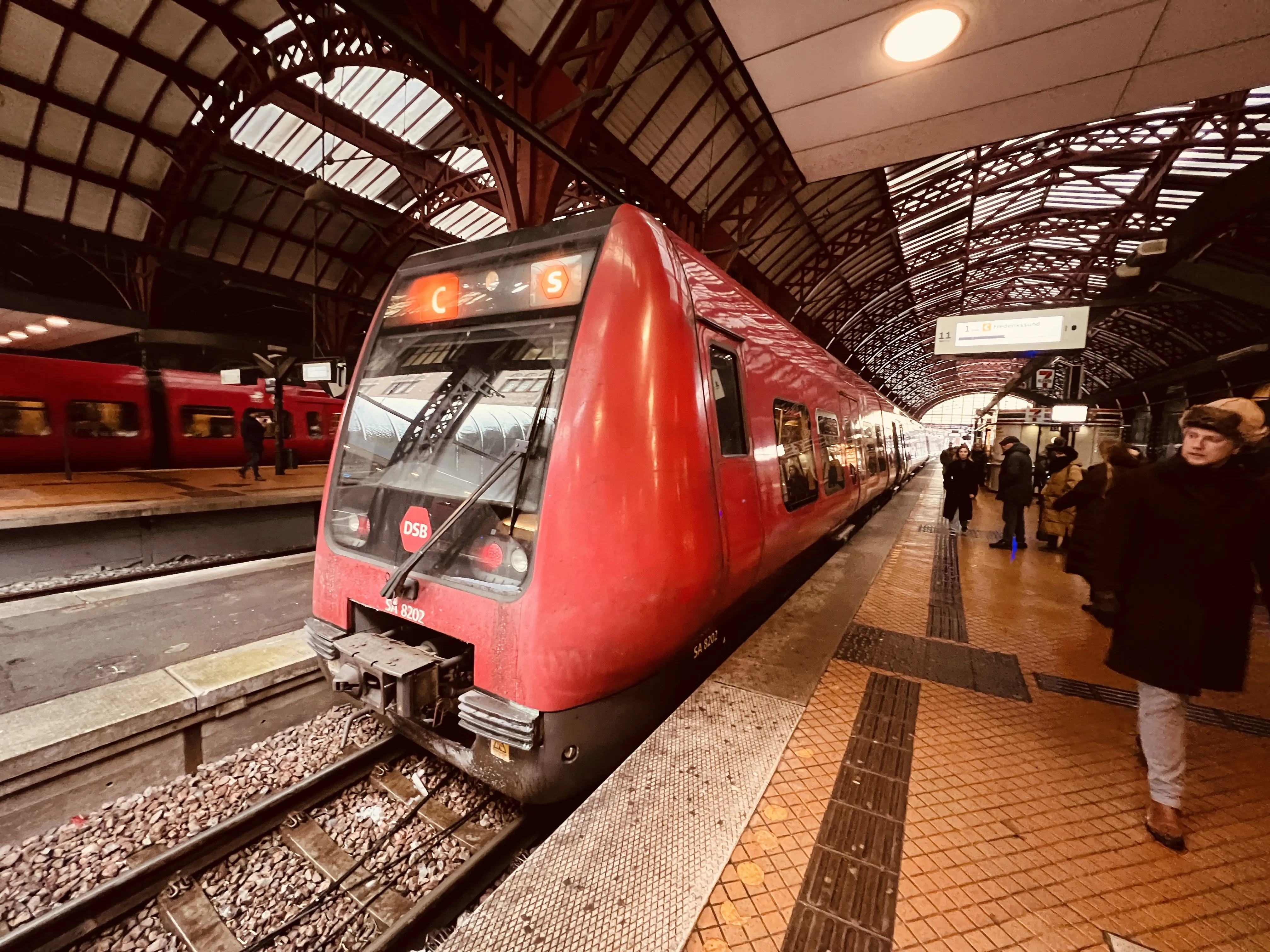 Billede af DSB SA 8202 fotograferet ud for København Hovedbanegård.