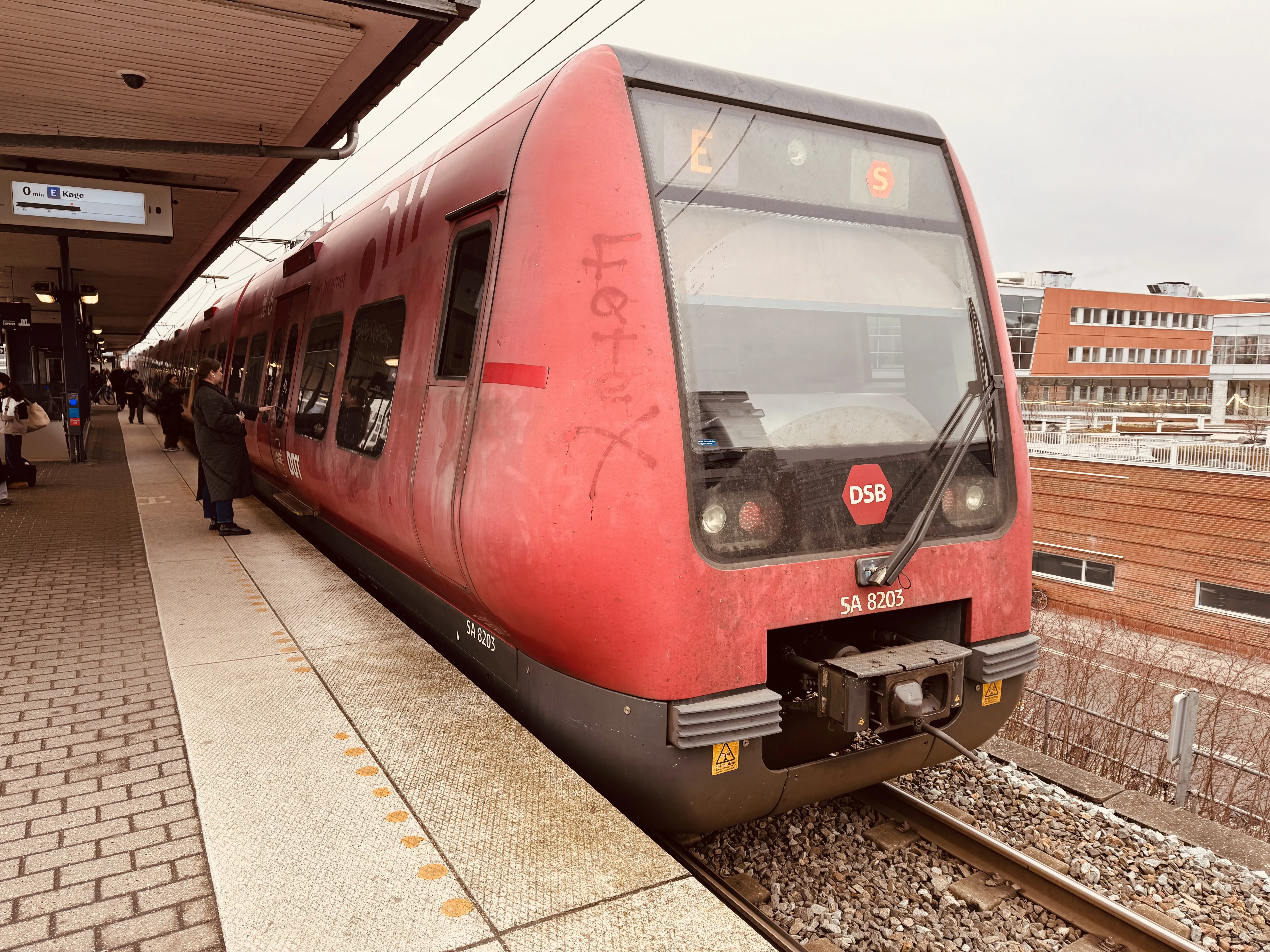 Billede af DSB SA 8203 fotograferet ud for Nordhavn S-togstrinbræt.