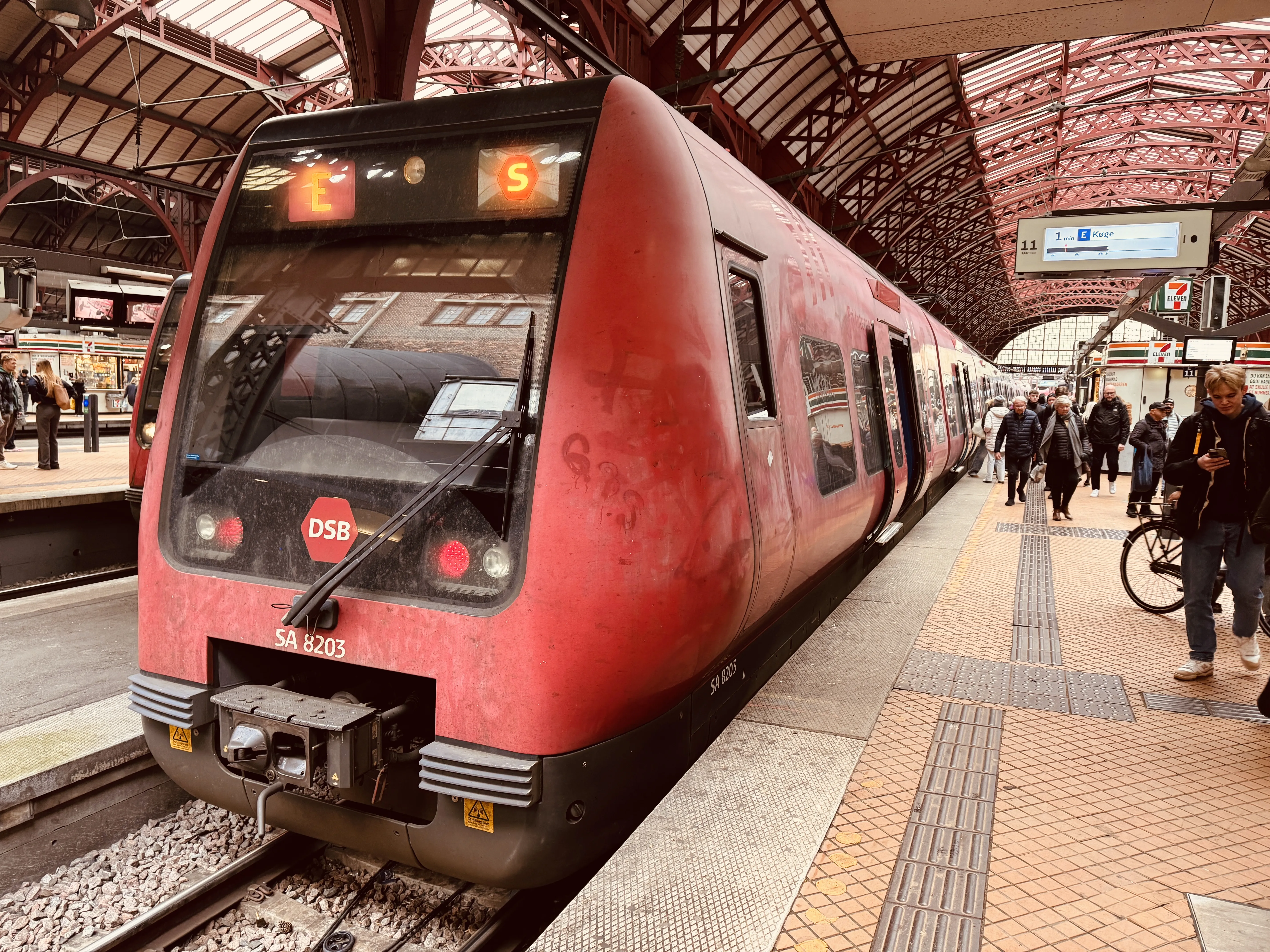 Billede af DSB SA 8203 fotograferet ud for København Hovedbanegård.