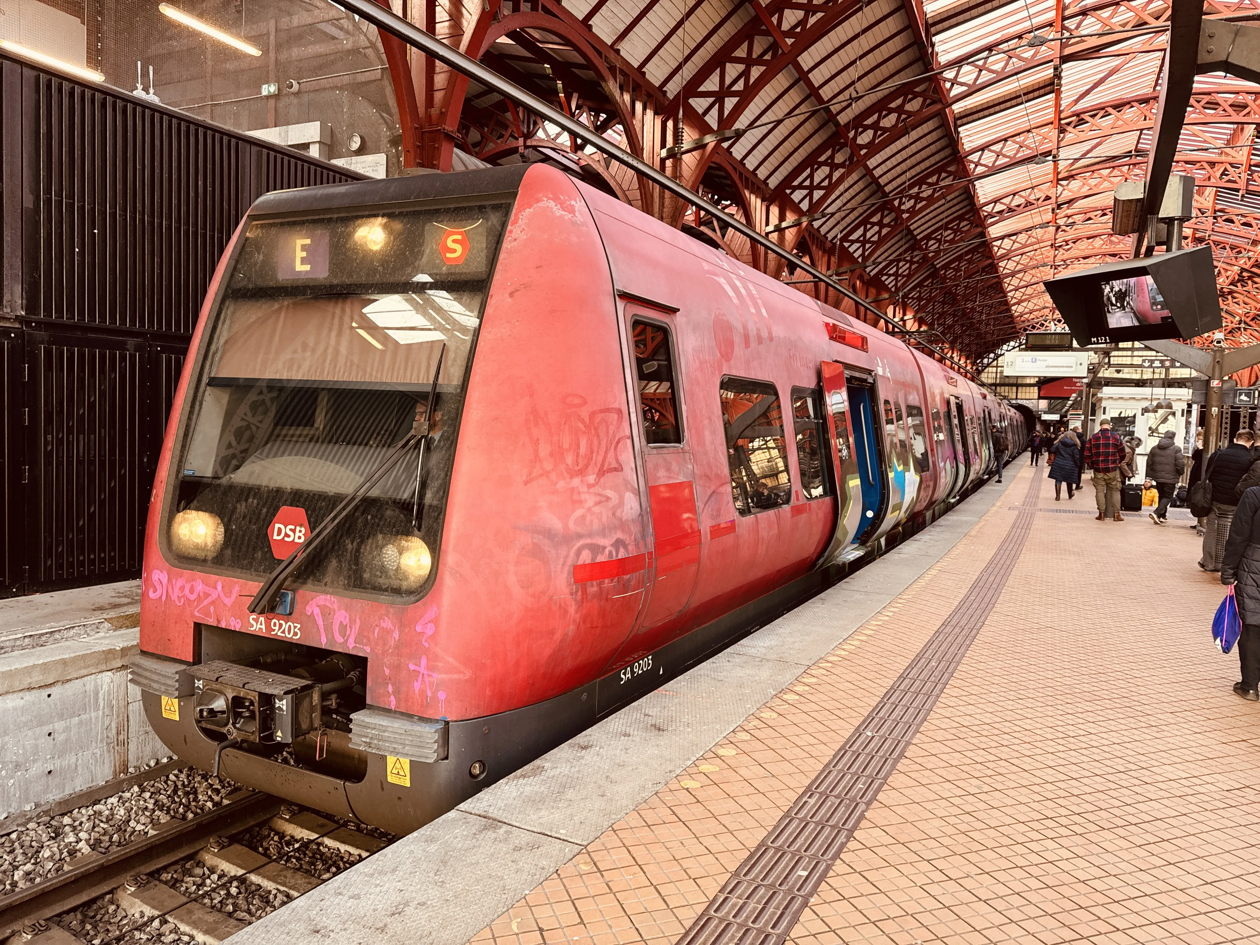 Billede af DSB SA 8203 fotograferet ud for København Hovedbanegård.