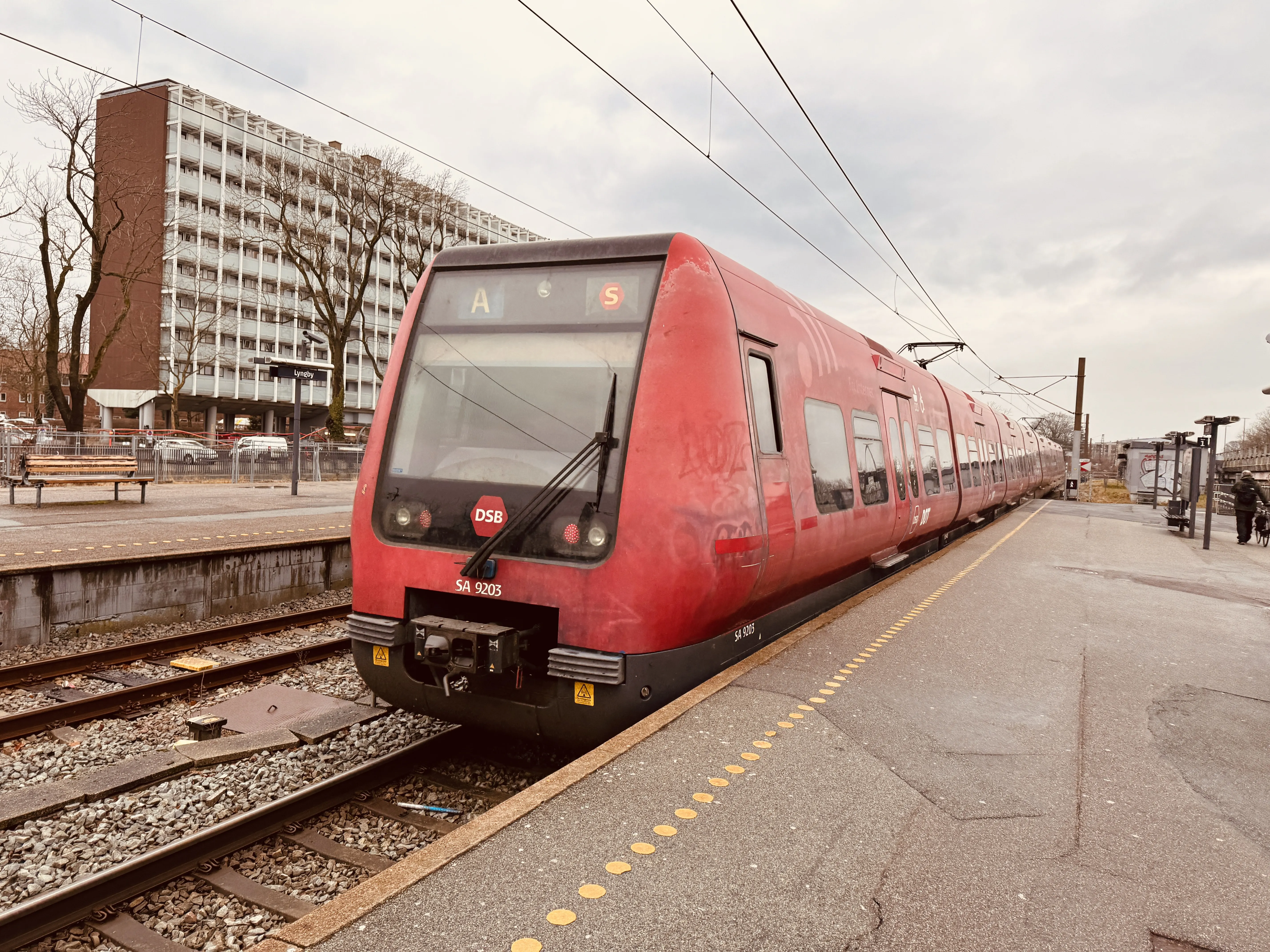 Billede af DSB SA 8203 fotograferet ud for Lyngby Station.