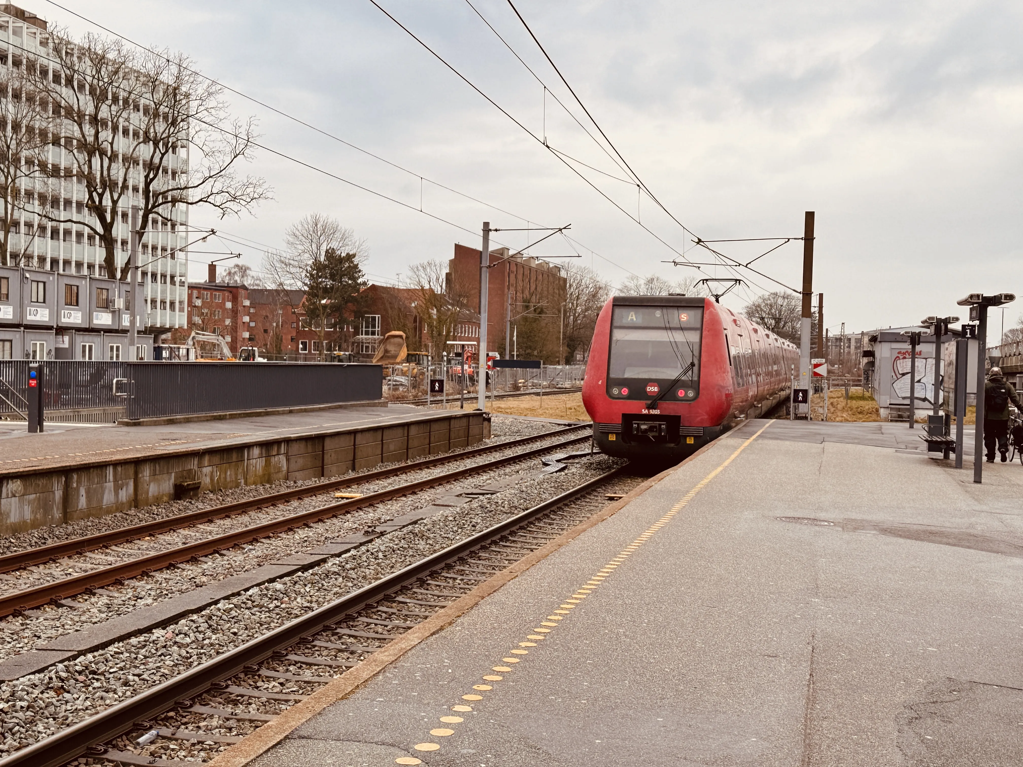 Billede af DSB SA 8203 fotograferet ud for Lyngby Station.