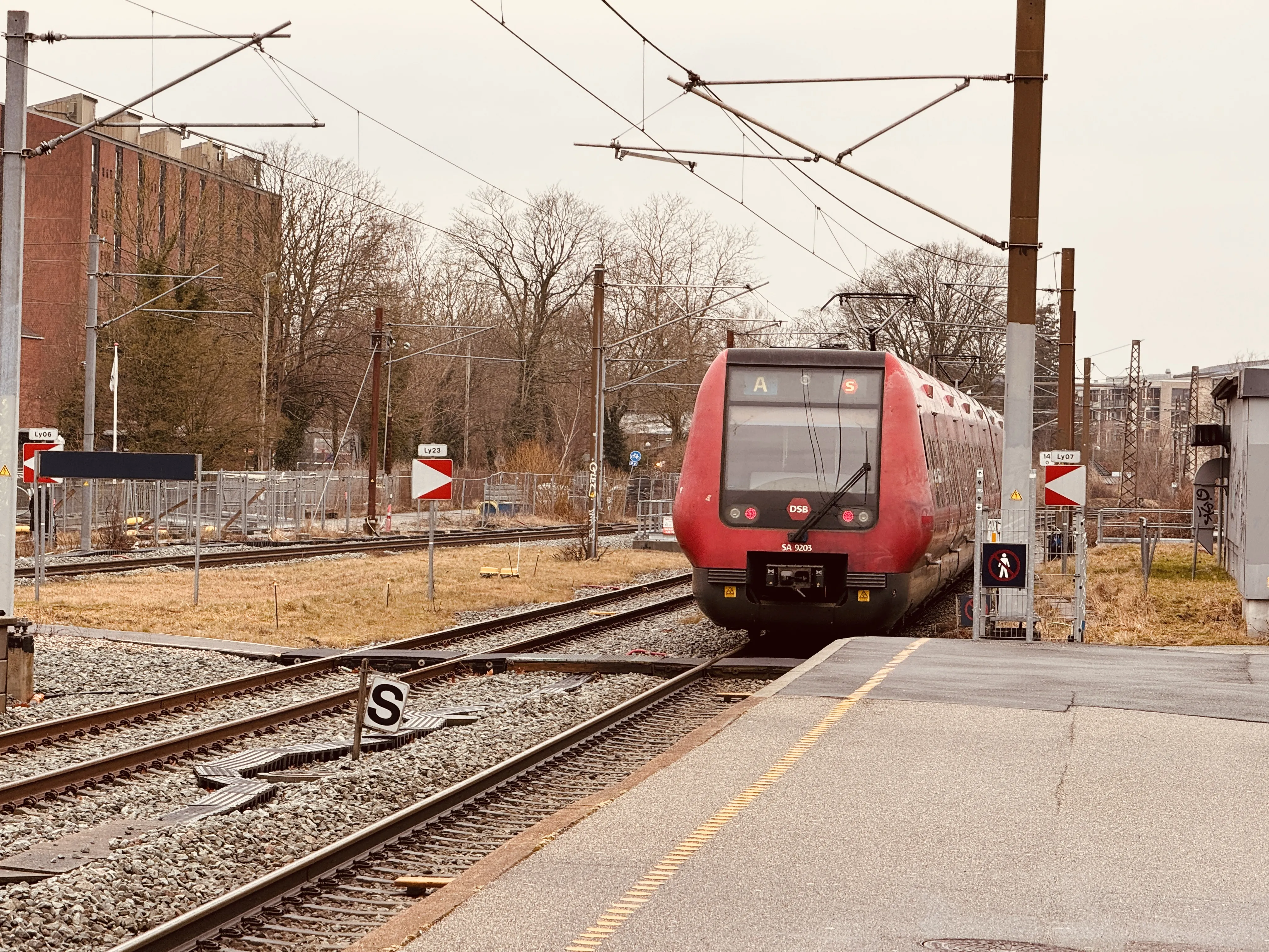 Billede af DSB SA 8203 fotograferet ud for Lyngby Station.