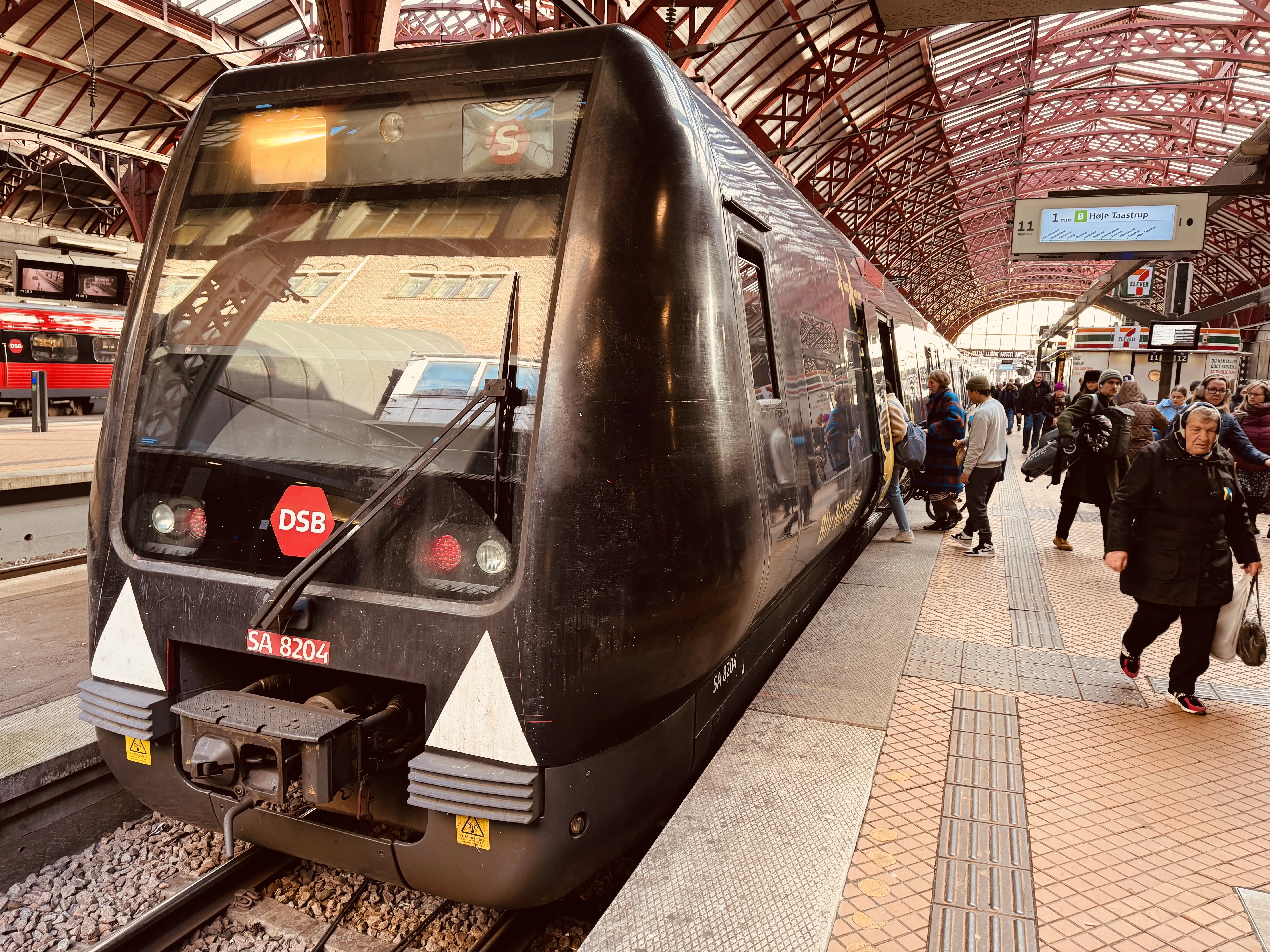 Billede af DSB SA 8204 fotograferet ud for København Hovedbanegård.