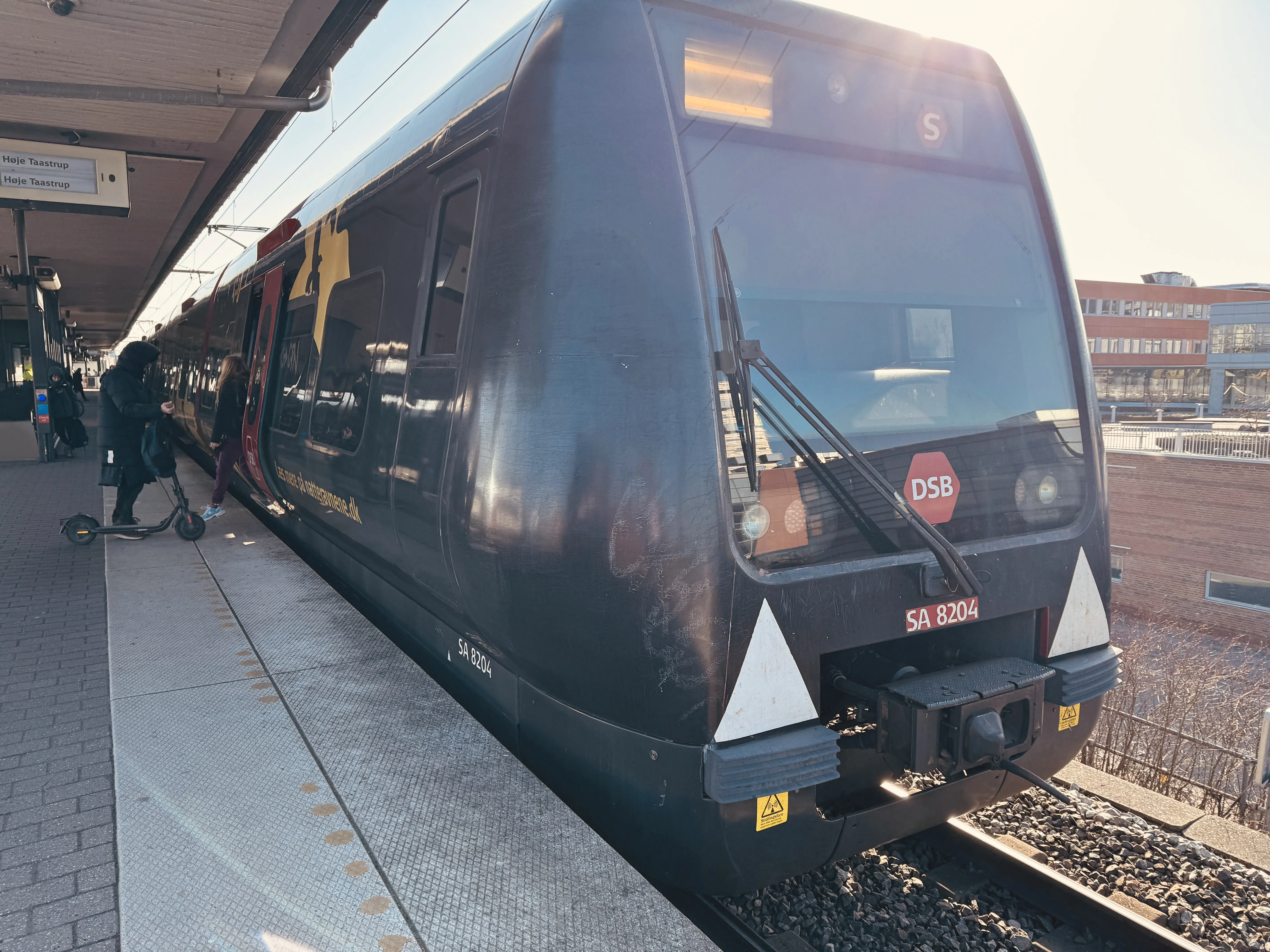 Billede af DSB SA 8204 fotograferet ud for Nordhavn S-togstrinbræt.