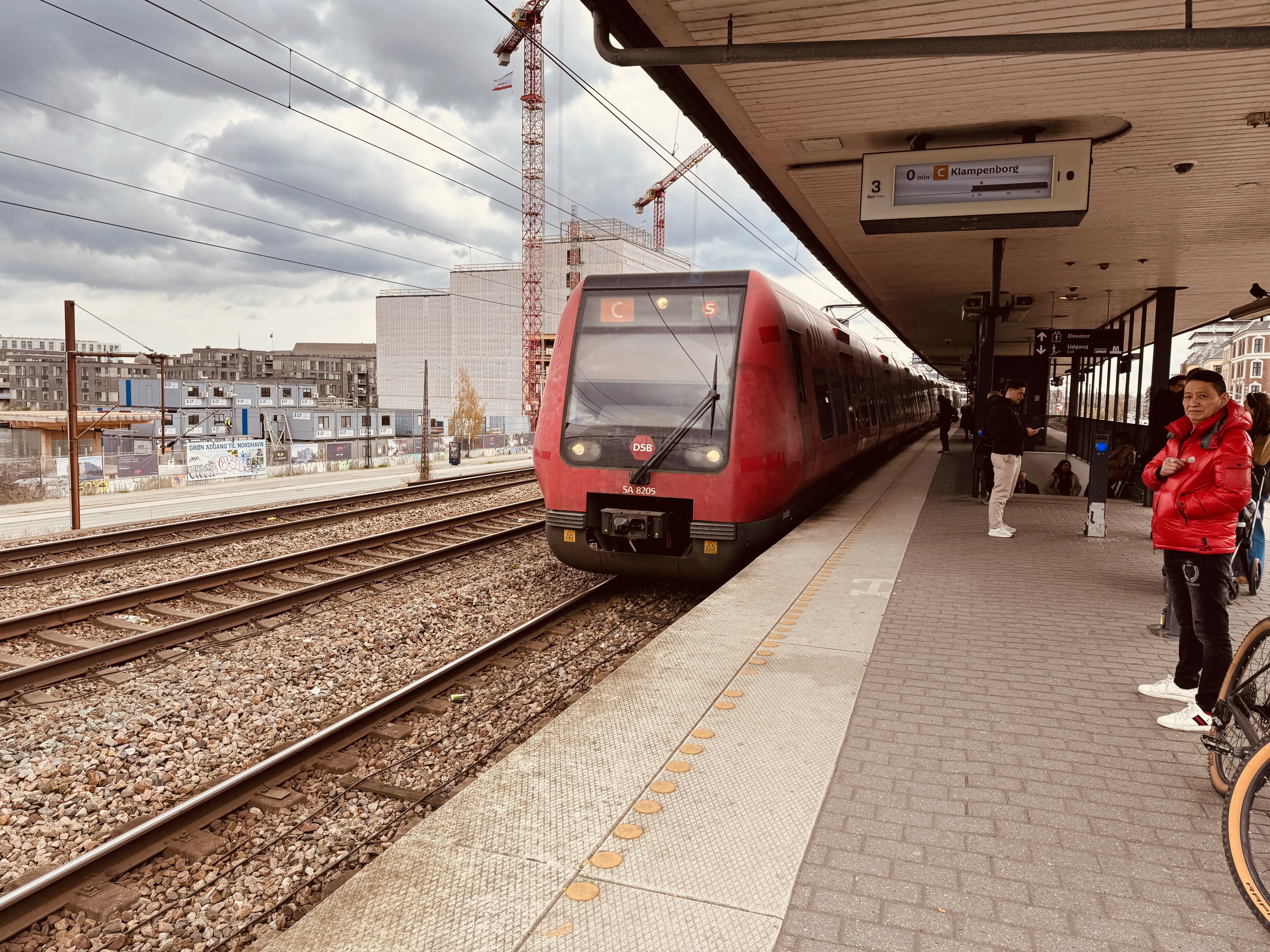 Billede af DSB SA 8205 fotograferet ud for Nordhavn S-togstrinbræt.