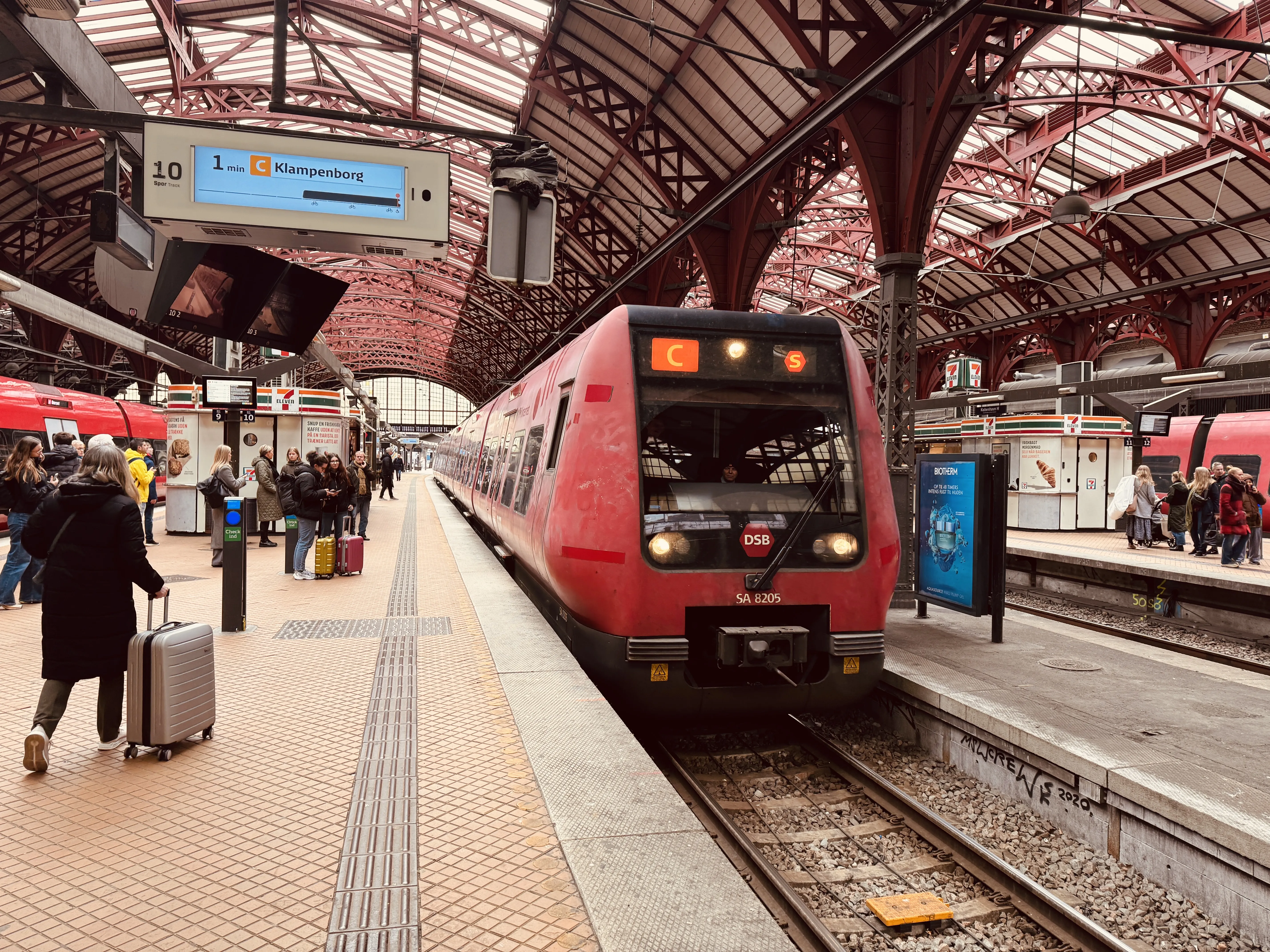 Billede af DSB SA 8205 fotograferet ud for København Hovedbanegård.