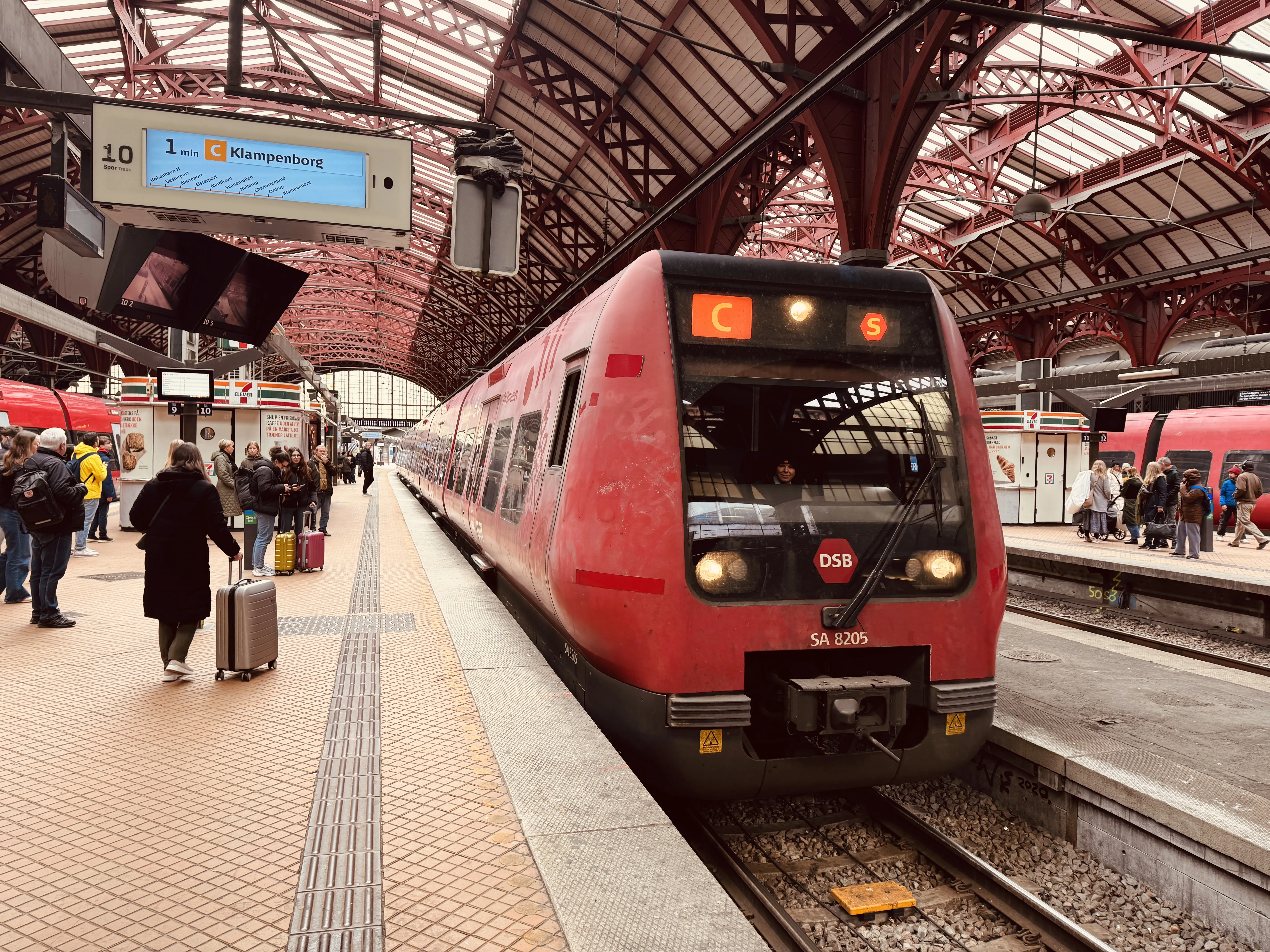 Billede af DSB SA 8205 fotograferet ud for København Hovedbanegård.