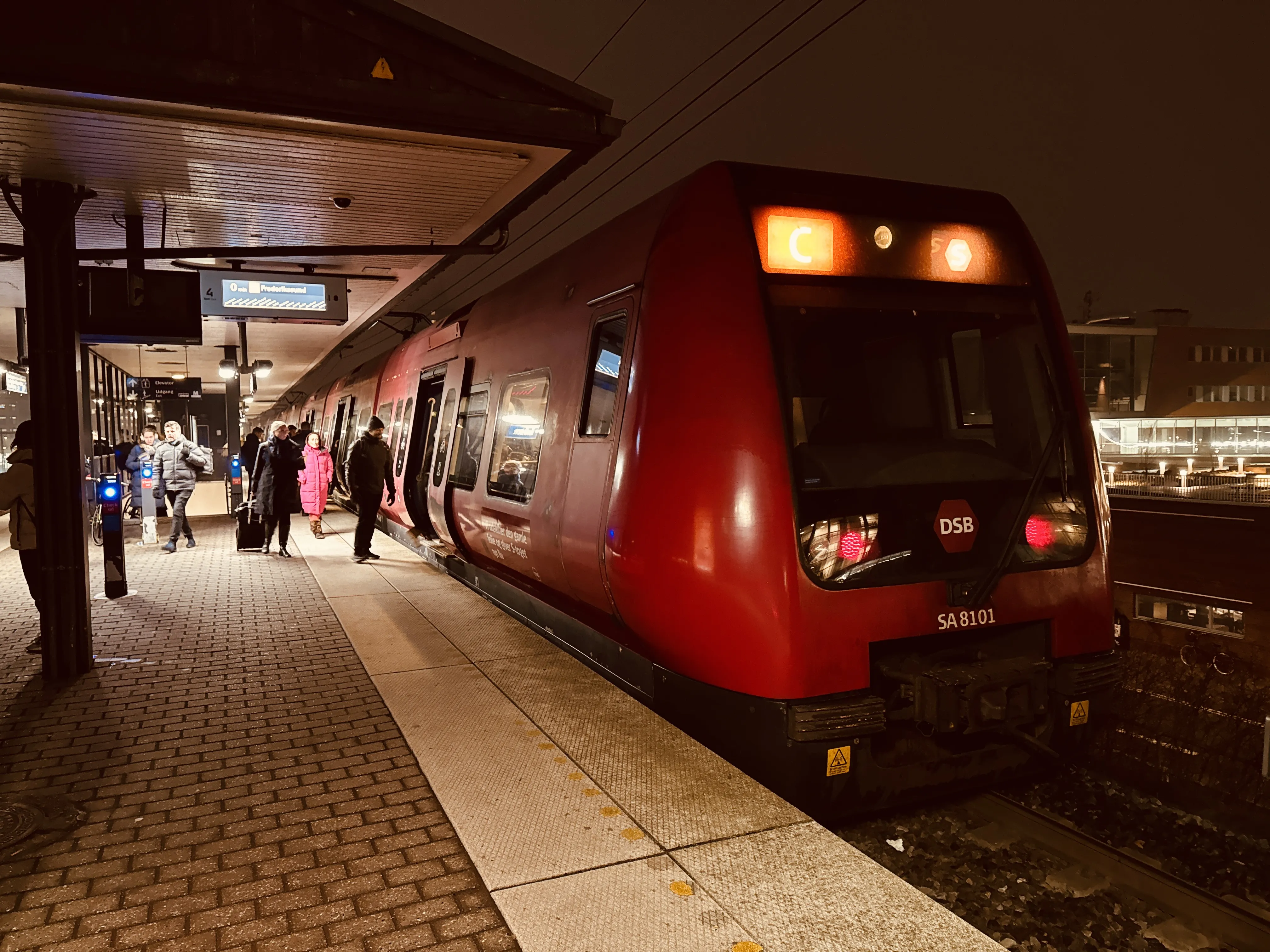 Billede af DSB SA 8101 fotograferet ud for Nordhavn S-togstrinbræt.