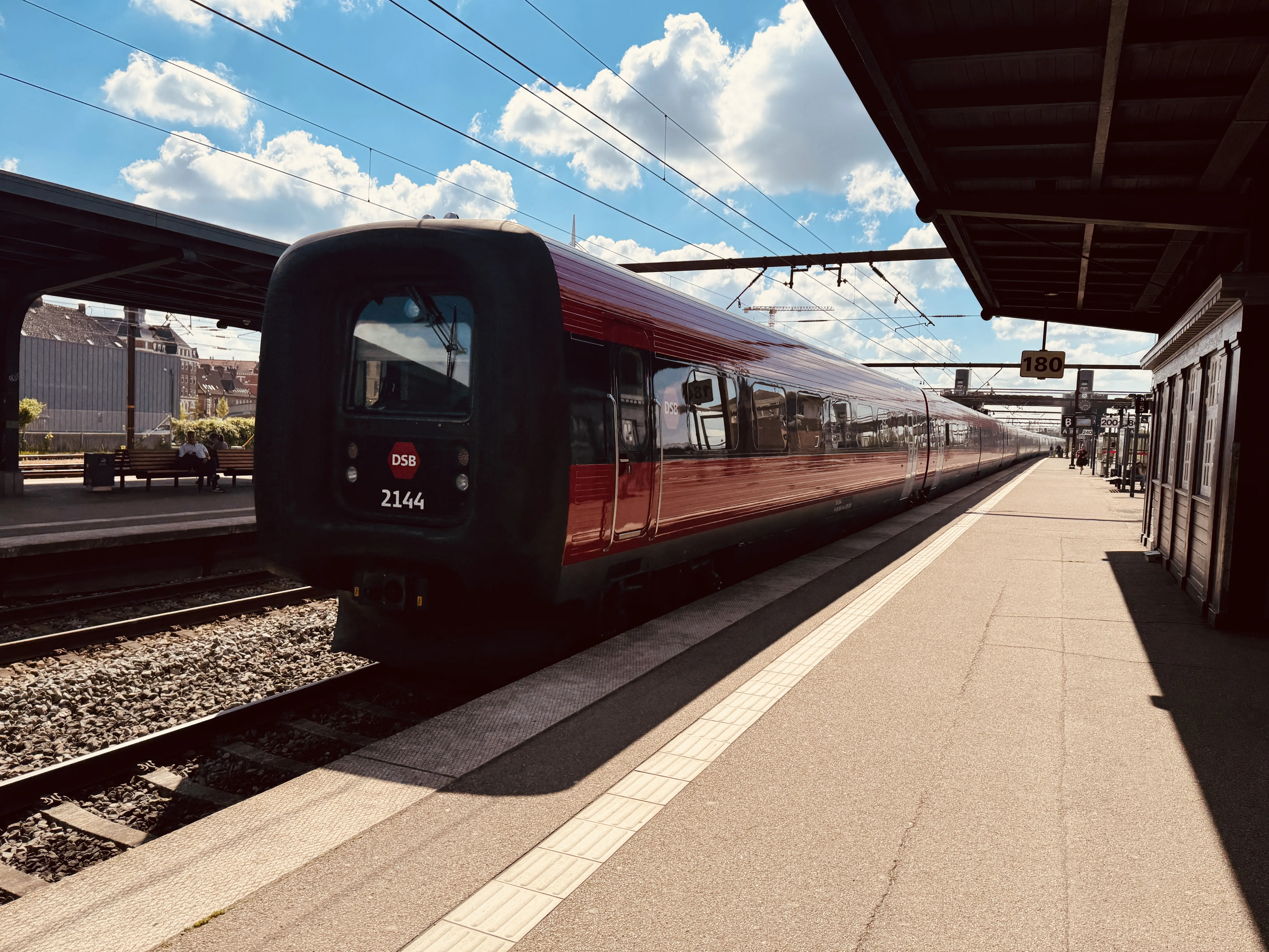 Billede af DSB ER 2044 fotograferet ud for Odense Banegård Center.