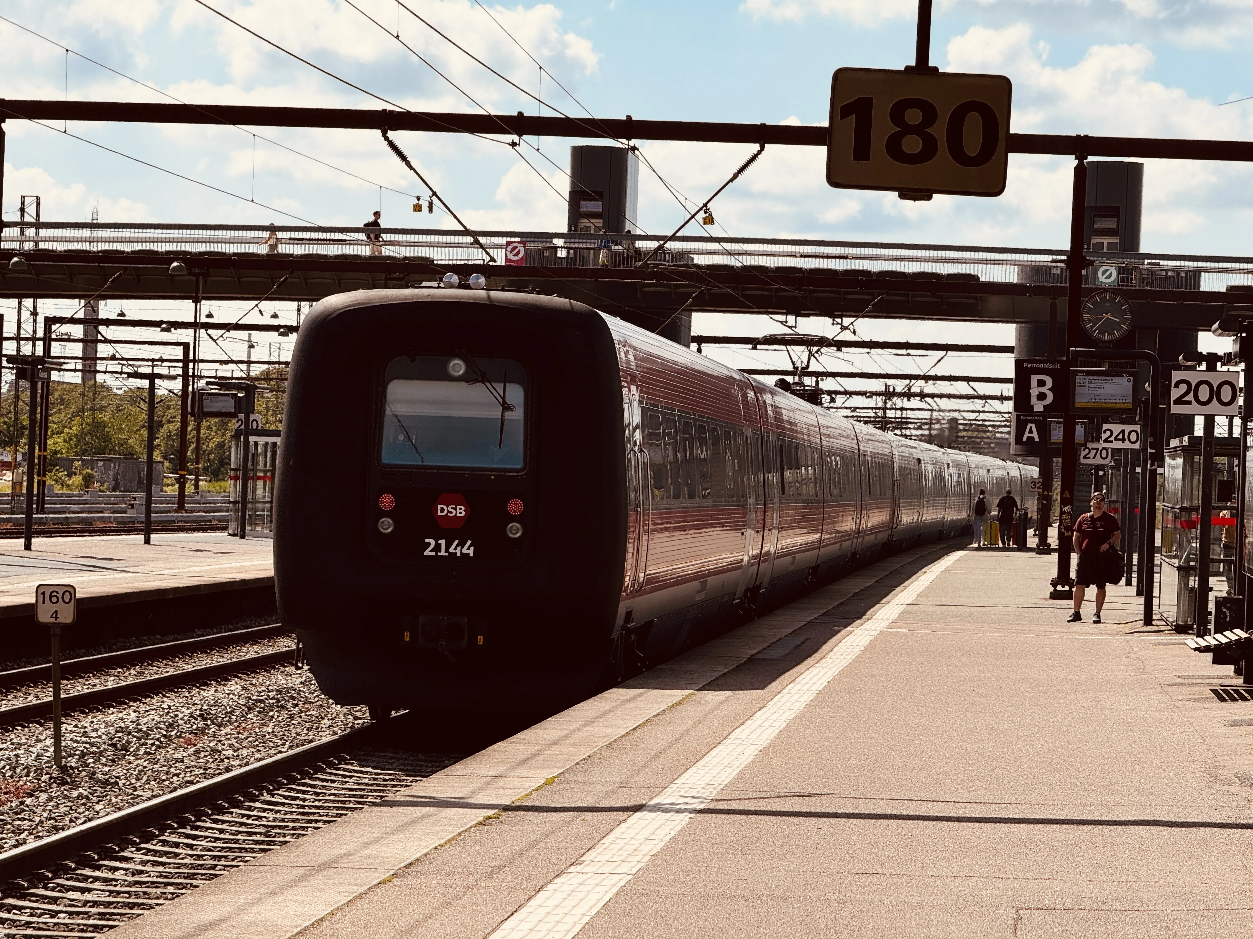 Billede af DSB ER 2044 fotograferet ud for Odense Banegård Center.